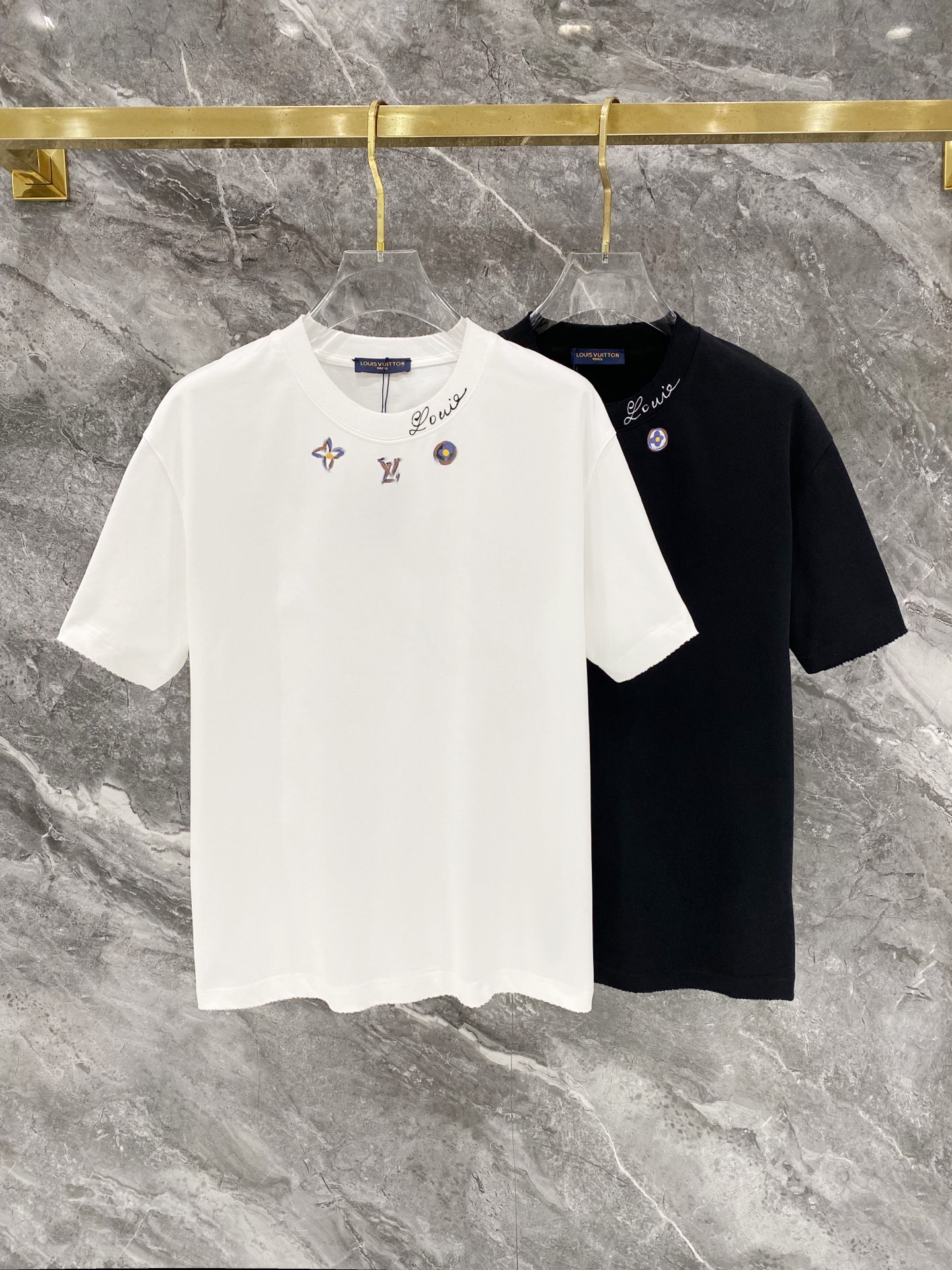 NO:691810,LV Louis Vuitton 25SS latest top-notch double-needle sewing neckline, hand-painted large logo pattern, brand elements iconic letters, hand-painted short-sleeved T-shirt, frayed and ripped on all four sides, highlighting the brand charm. The fabric is made of 330G high-end imported pure cotton double yarn, custom-made 1:1 hand-painted pattern, washed and frayed, color black-white [same style for men and women], size M - XXXL [loose fit], Louis Vuitton  vuitton,louis vuitton,T-shirt,tees,t-shirt,19860909LV 路易威登 25SS最新顶级双针车线领口,手绘画图大Logo图案品牌元素标志性字母手绘工艺短袖T恤,四边磨破挑破工艺,彰显品牌魅力. 面料采用330G 高端进口纯棉双纱 工艺定制1:1手绘画图 洗水整衣洗水磨破工艺 颜色黑-白 [男女同款] 尺码M －XXXL[宽松版型],,louis vuitton,louis vuitton,T-shirt,tees，t-shirt,,Men's clothing