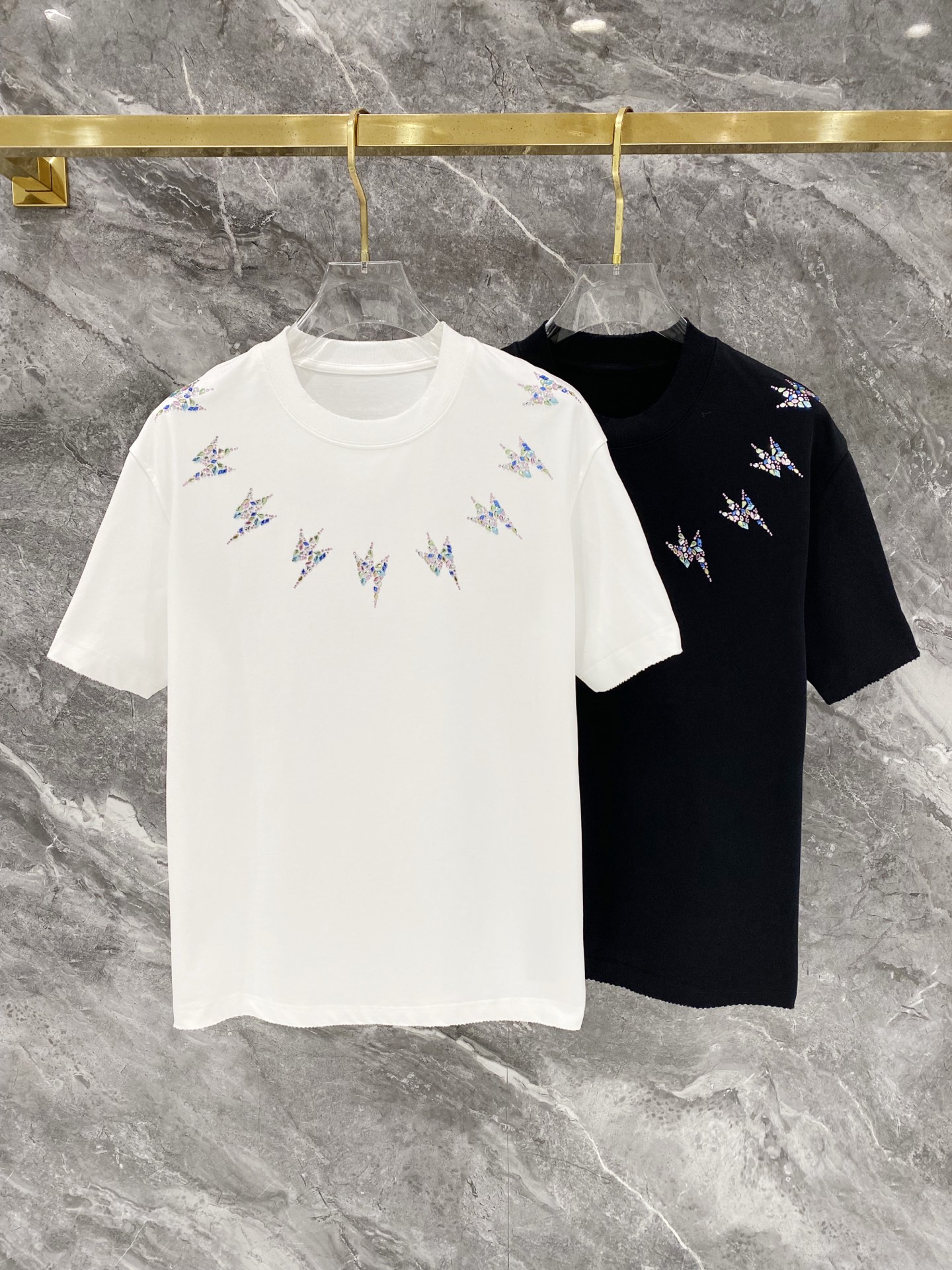 NO:691784,Lightning 25SS latest top-notch double-needle sewing neckline, hot-drilled large logo pattern, brand elements, iconic letters, hand-painted short-sleeved T-shirt, frayed and ripped on all four sides, highlighting the brand charm. The fabric is made of 330G high-end imported pure cotton double yarn, custom-made 1:1 hot-drilled, washed and frayed throughout the garment, color black-white [same style for men and women], size M - XXXL [loose fit],, T-shirt, tees, t-shirt,19860909闪电 25SS最新顶级双针车线领口,烫钻大Logo图案品牌元素标志性字母手绘工艺短袖T恤,四边磨破挑破工艺,彰显品牌魅力. 面料采用330G 高端进口纯棉双纱 工艺定制1:1烫钻 洗水整衣洗水磨破工艺 颜色黑-白 [男女同款] 尺码M －XXXL[宽松版型],,T-shirt,tees，t-shirt,,Men's clothing