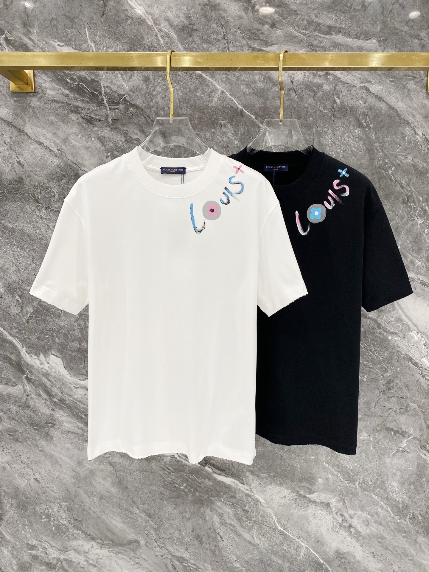 NO:691787,LV Louis Vuitton 25SS latest top-notch double-needle sewing neckline, hand-painted large logo pattern, brand elements iconic letters, hand-painted short-sleeved T-shirt, frayed and ripped on all four sides, highlighting the brand charm. The fabric is made of 330G high-end imported pure cotton double yarn, custom-made 1:1 hand-painted pattern, washed and frayed, color black-white [same style for men and women], size M - XXXL [loose fit], Louis Vuitton  vuitton,louis vuitton,T-shirt,tees,t-shirt,19860909LV 路易威登 25SS最新顶级双针车线领口,手绘画图大Logo图案品牌元素标志性字母手绘工艺短袖T恤,四边磨破挑破工艺,彰显品牌魅力. 面料采用330G 高端进口纯棉双纱 工艺定制1:1手绘画图 洗水整衣洗水磨破工艺 颜色黑-白 [男女同款] 尺码M －XXXL[宽松版型],,louis vuitton,louis vuitton,T-shirt,tees，t-shirt,,Men's clothing