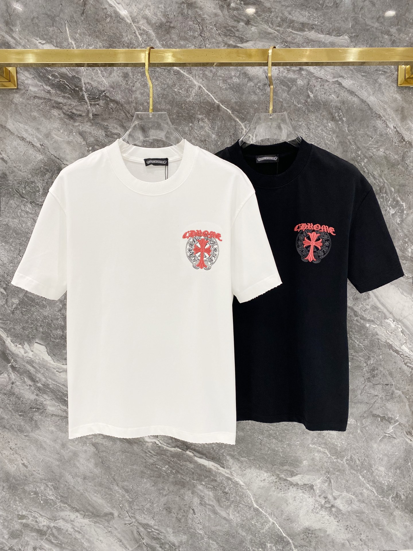 NO:691792,Kroxin 25SS latest top-notch double-needle sewing neckline, embroidered large logo pattern, brand elements, iconic letters, hand-painted short-sleeved T-shirt, frayed and ripped on four sides, highlighting the brand charm. The fabric is made of 330G high-end imported pure cotton double yarn, custom-made 1:1 embroidery, washed and frayed, color black-white [same style for men and women], size M - XXXL [loose fit], chrome  hearts,T-shirt,tees,t-shirt,19860909克罗心 25SS最新顶级双针车线领口,刺绣大Logo图案品牌元素标志性字母手绘工艺短袖T恤,四边磨破挑破工艺,彰显品牌魅力. 面料采用330G 高端进口纯棉双纱 工艺定制1:1刺绣 洗水整衣洗水磨破工艺 颜色黑-白 [男女同款] 尺码M －XXXL[宽松版型],,chrome hearts,T-shirt,tees，t-shirt,,Men's clothing