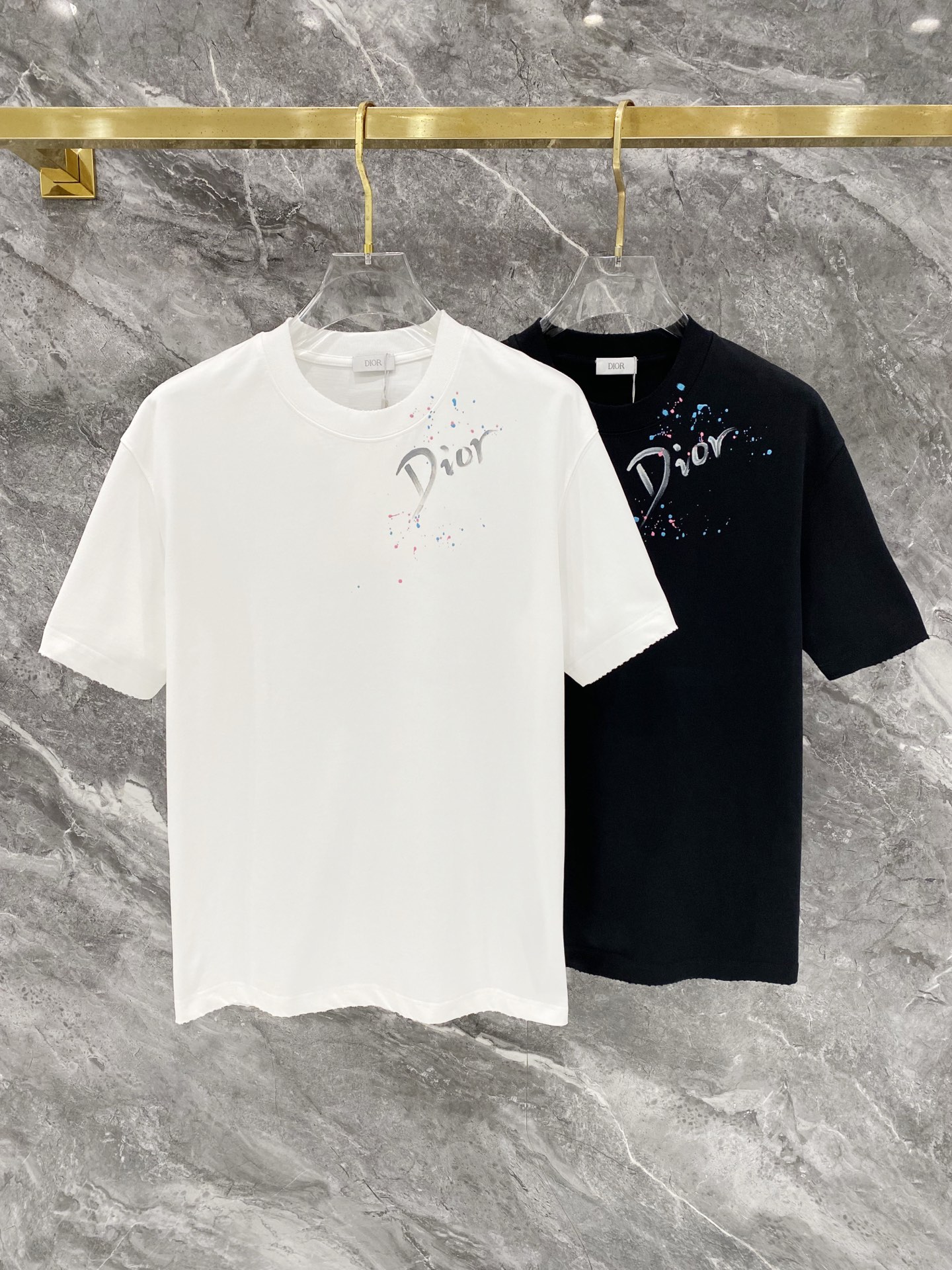 NO:691798,Dior 25SS latest top-notch double-needle sewing neckline, hand-painted large logo pattern, brand elements, iconic letters, hand-painted short-sleeved T-shirt, frayed and ripped on all four sides, highlighting the brand's charm. The fabric is made of 330G high-end imported pure cotton double yarn, custom-made 1:1 hand-painted pattern, washed and frayed, color black-white [same style for men and women], size M  -XXXL[loose fit],,dior,dior,T-shirt,tees,t-shirt,19860909迪奥 Dior 25SS最新顶级双针车线领口,手绘画图大Logo图案品牌元素标志性字母手绘工艺短袖T恤,四边磨破挑破工艺,彰显品牌魅力. 面料采用330G 高端进口纯棉双纱 工艺定制1:1手绘画图 洗水整衣洗水磨破工艺 颜色黑-白 [男女同款] 尺码M －XXXL[宽松版型],,dior,dior,T-shirt,tees，t-shirt,,Men's clothing
