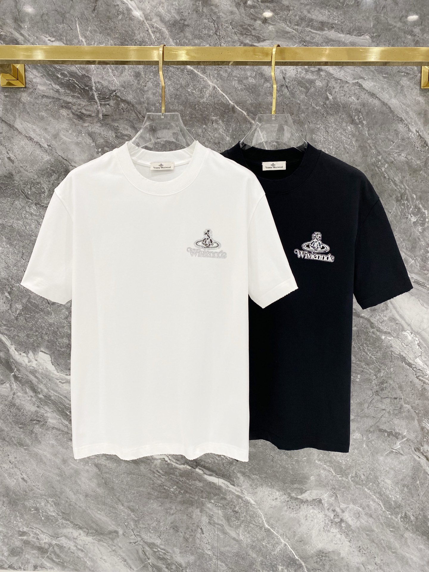 NO:691803,Queen Mother West 25SS latest top-notch double-needle sewing neckline, custom hot-drilled 3D pressed pattern, large logo pattern, brand elements, iconic letters, hand-painted short-sleeved T-shirt, frayed and ripped on four sides, highlighting the brand charm. The fabric is made of 330G high-end imported pure cotton double yarn, custom-made 1:1 custom 3D pressed pattern, washed and frayed, color black-white [same style for men and women], size M  -XXXL[loose fit],,T-shirt,tees,t-shirt,19860909西太后 25SS最新顶级双针车线领口,定制烫钻3D压图案大Logo图案品牌元素标志性字母手绘工艺短袖T恤,四边磨破挑破工艺,彰显品牌魅力. 面料采用330G 高端进口纯棉双纱 工艺定制1:1定制3D压图案 洗水整衣洗水磨破工艺 颜色黑-白 [男女同款] 尺码M －XXXL[宽松版型],,T-shirt,tees，t-shirt,,Men's clothing