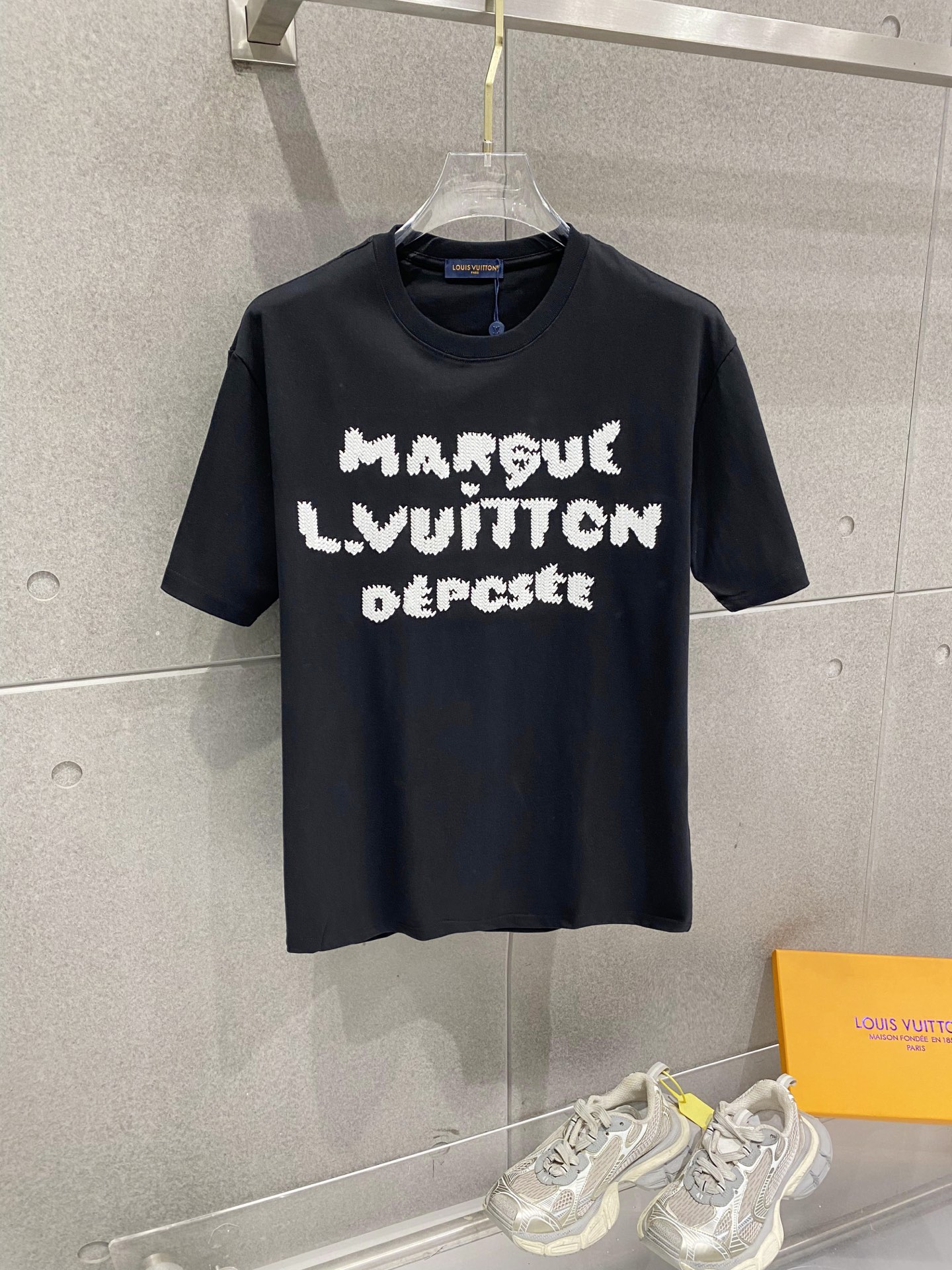 NO:776292,LV Louis Vuitton pure cotton latest fabric (highest version) classic logo pattern logo fashion simple trend short sleeves, top quality counter original short sleeves, top production technology imported fabrics, counter style unique design, using imported high-end custom fabrics. Official website for sale!  The fabric pattern is great. Size: S-2XL. Fabric: 300g, Louis Vuitton, Louis Vuitton, T-shirt,19860909LV 路易威登 纯棉最新面料（最高版本）经典标识图案logo时尚简约潮流短袖,最顶级的品质专柜原单短袖,顶级制作工艺进口面料,专柜款独特设计,采用进口高端订制面料.官网在售！面料版型超赞 码数: S-2XL 面料:300g,,louis vuitton,louis vuitton,T-shirt,,Men's clothing