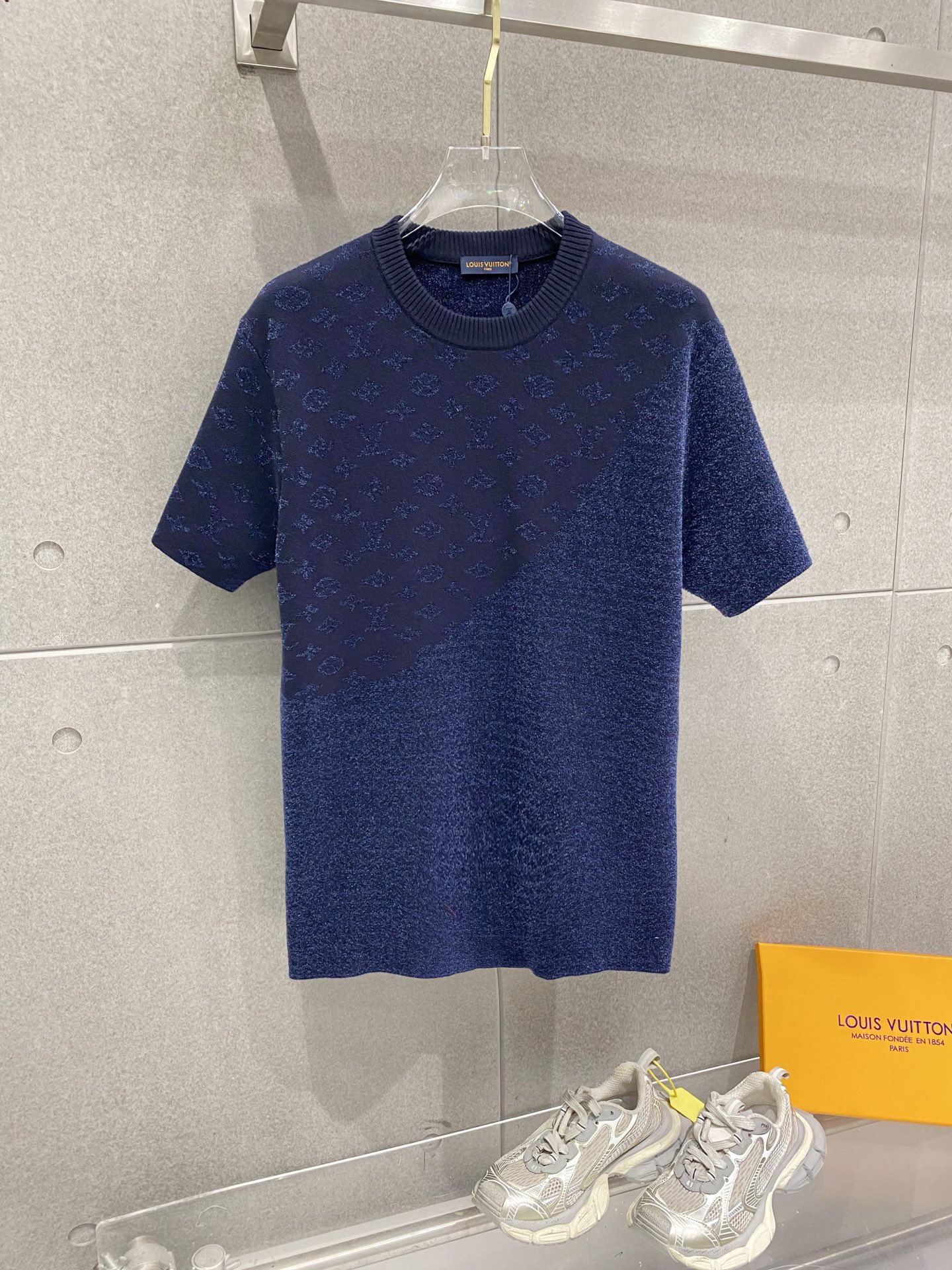 NO:776249,LV 2026FW embossed jacquard knitted round neck short-sleeved T-shirt, a classic style with heavy-duty positioning and three-dimensional intarsia technology throughout with a fashionable and high-end feel!  Swiss woven positioning intarsia technology, sporty style, same style for men and women!  The classic silhouette is fashionable and high-end!  Size S M L XL,,louis vuitton,T-shirt,tees,t-shirt,19860909LV 2026FW 压花提花针织圆领短袖T恤,经典款重工定位立体嵌花工艺贯穿时髦高级感！瑞士机织定位嵌花工艺, 运动气息男女同款！经典版型时髦又高级！尺码S M L XL,,louis vuitton,T-shirt,tees，t-shirt,,Men's clothing