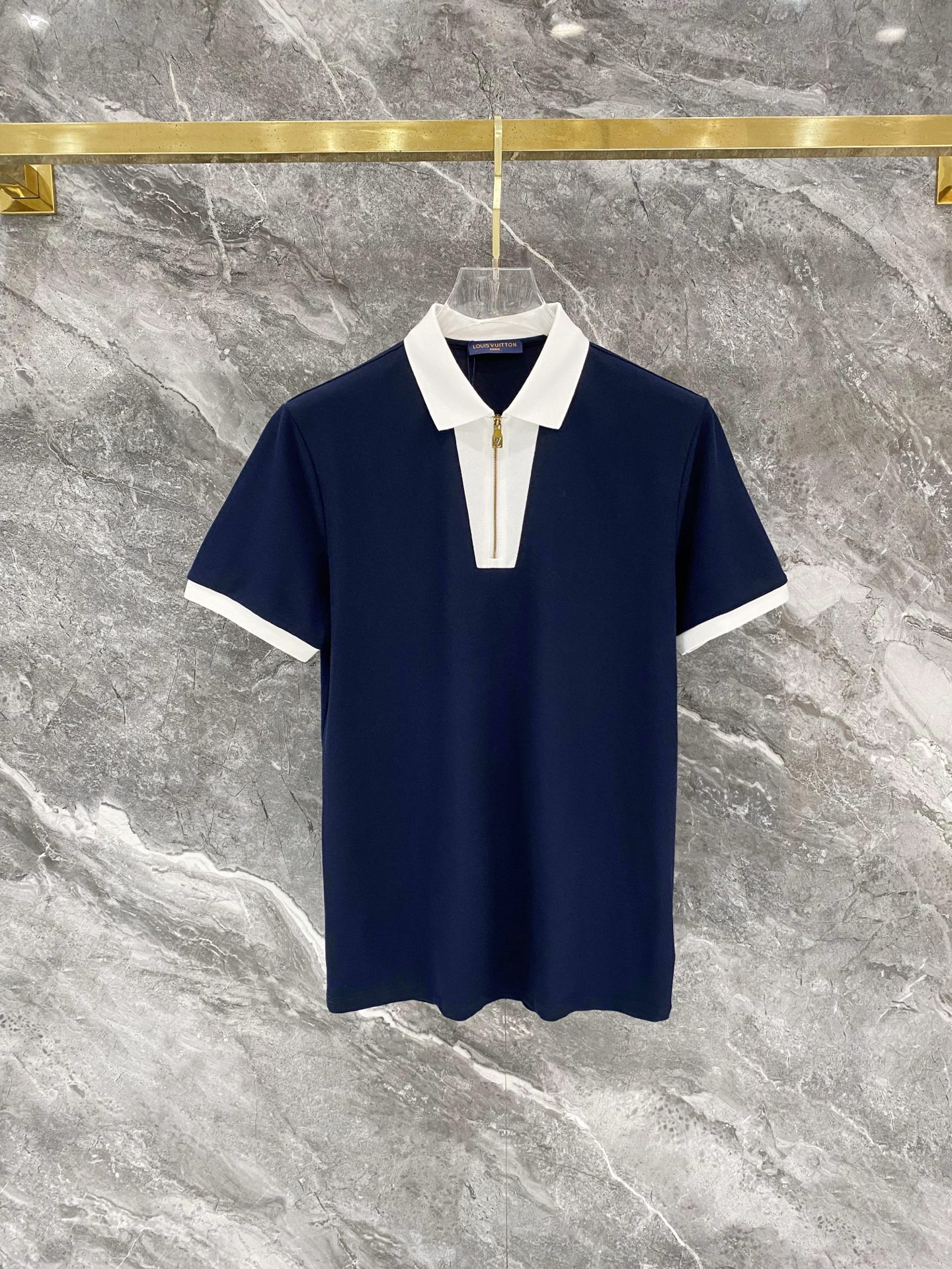 P110 LV Louis Vuitton, primera entrega de la nueva colección de primavera-verano 2026, polo de manga corta de alta pers…