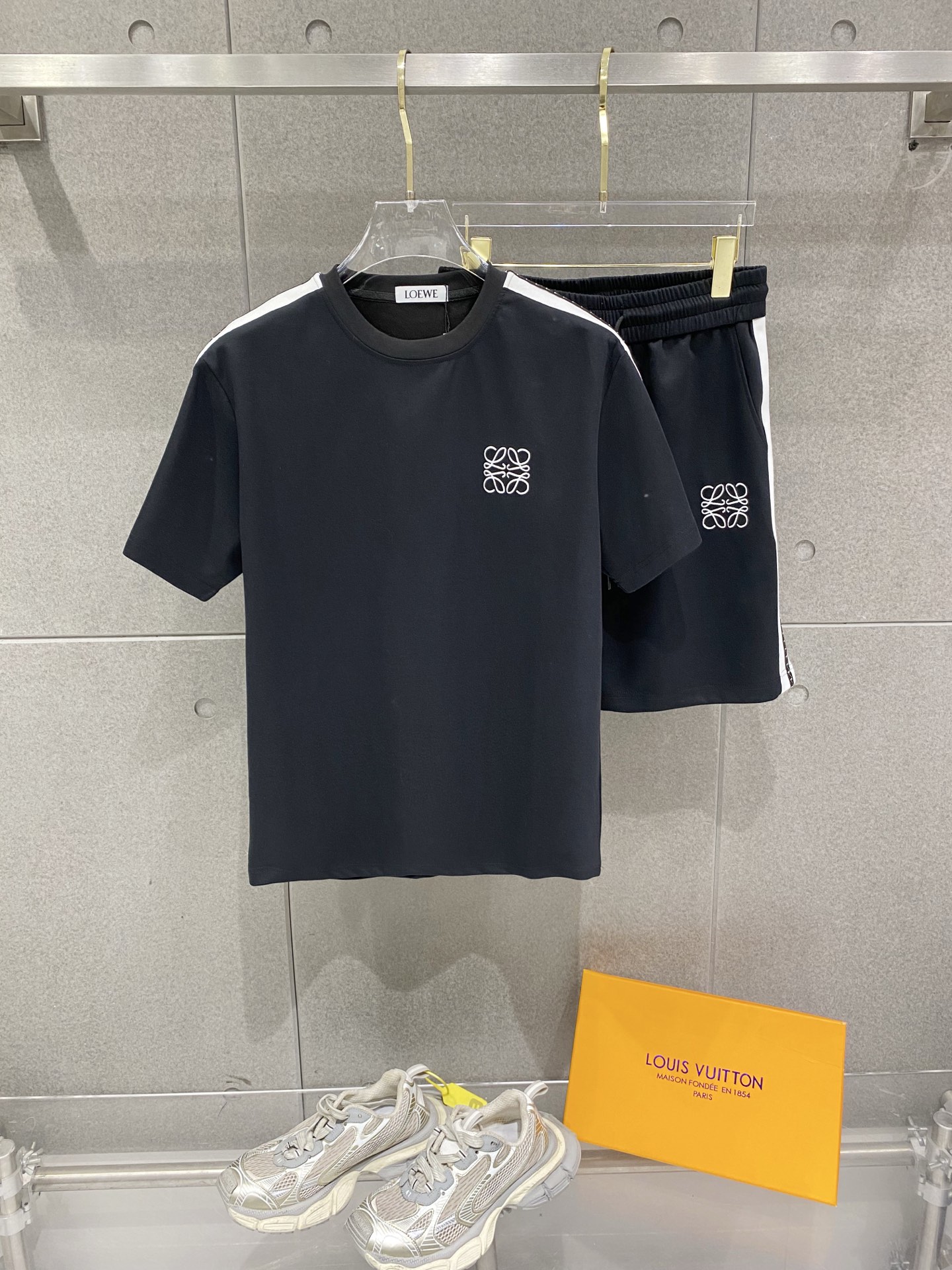 P155 罗意威 Loewe 2026ss春夏新款 休闲 短袖 短裤裤 套装，高端版本！专柜定制面料 透气舒适度高，细节无可挑剔，品牌元素设计理念，体现高品质。手感细腻柔软！呈现休闲裁剪，上身版型超赞！码数：M-3XL