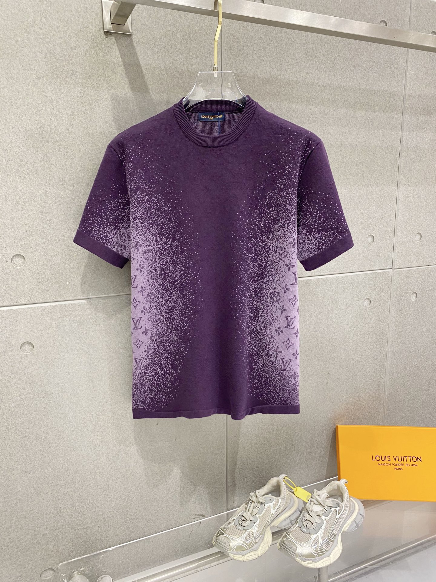 NO:776239,LV 2026FW embossed jacquard knitted round neck short-sleeved T-shirt, a classic style with heavy-duty positioning and three-dimensional intarsia technology throughout with a fashionable and high-end feel!  Swiss woven positioning intarsia technology, sporty style, same style for men and women!  The classic silhouette is fashionable and high-end!  Size S M L XL,,louis vuitton,T-shirt,tees,t-shirt,19860909LV 2026FW 压花提花针织圆领短袖T恤,经典款重工定位立体嵌花工艺贯穿时髦高级感！瑞士机织定位嵌花工艺, 运动气息男女同款！经典版型时髦又高级！尺码S M L XL,,louis vuitton,T-shirt,tees，t-shirt,,Men's clothing