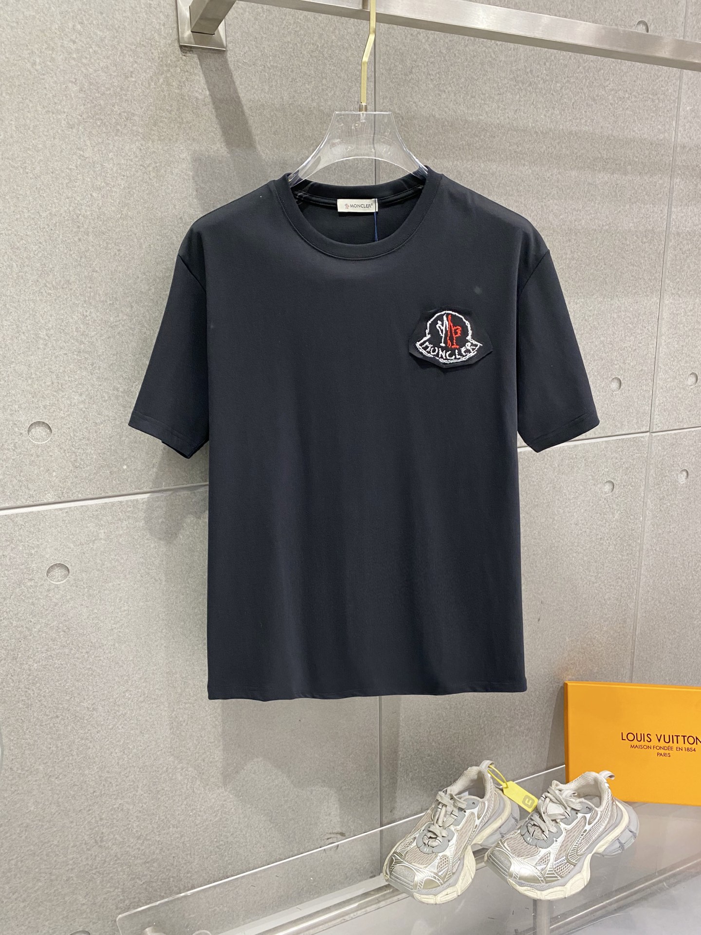 NO:776277,Moncler pure cotton latest fabric (highest version), classic logo pattern, fashionable, simple and trendy short sleeves, top quality counter original short sleeves, top production technology imported fabrics, counter style unique design, imported high-end custom fabrics. On sale on the official website!  The fabric pattern is great. Size: S-2XL. Fabric: 300g, Moncler, T-shirt,19860909蒙口 Moncler 纯棉最新面料（最高版本）经典标识图案logo时尚简约潮流短袖,最顶级的品质专柜原单短袖,顶级制作工艺进口面料,专柜款独特设计,采用进口高端订制面料.官网在售！面料版型超赞 码数: S-2XL 面料:300g,,Moncler,T-shirt,,Men's clothing