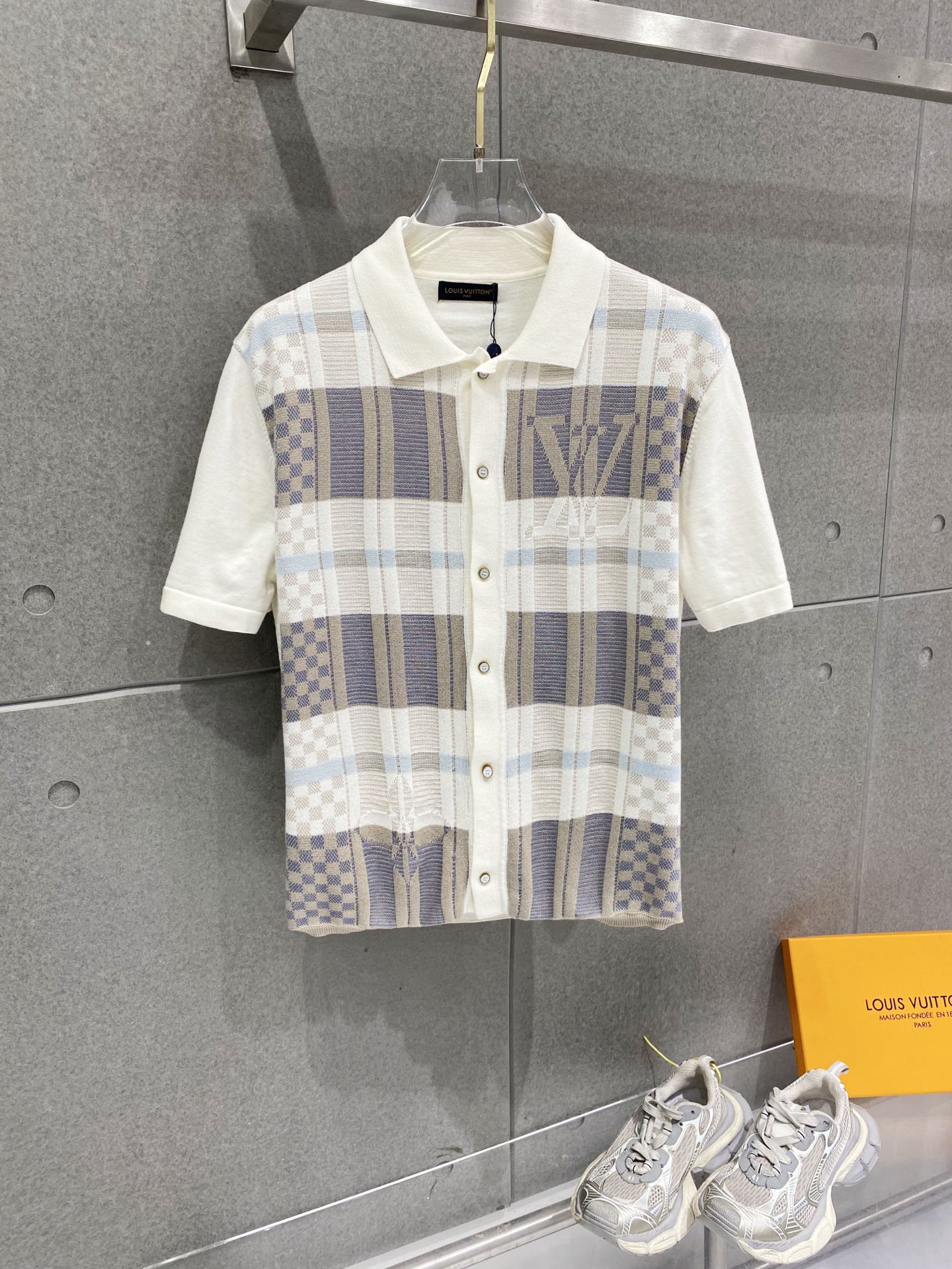 NO:776259,LV 2026FW embossed jacquard knitted round neck short-sleeved T-shirt, a classic style with heavy-duty positioning and three-dimensional intarsia technology throughout with a fashionable and high-end feel!  Swiss woven positioning intarsia technology, sporty style, same style for men and women!  The classic silhouette is fashionable and high-end!  Size S M L XL,,louis vuitton,T-shirt,tees,t-shirt,19860909LV 2026FW 压花提花针织圆领短袖T恤,经典款重工定位立体嵌花工艺贯穿时髦高级感！瑞士机织定位嵌花工艺, 运动气息男女同款！经典版型时髦又高级！尺码S M L XL,,louis vuitton,T-shirt,tees，t-shirt,,Men's clothing