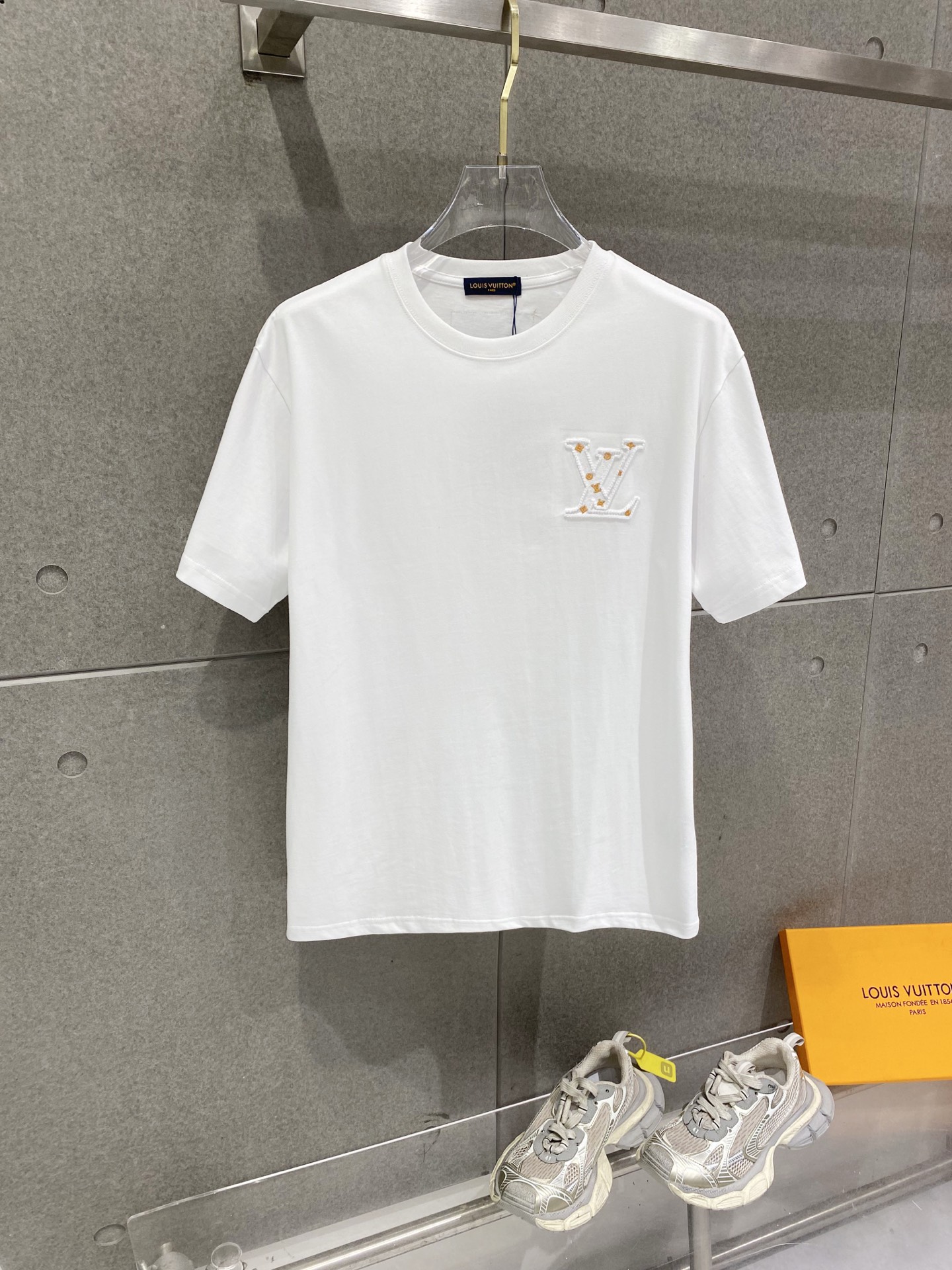 NO:776246,LV Louis Vuitton pure cotton latest fabric (highest version) classic logo pattern logo fashion simple trend short sleeves, top quality counter original short sleeves, top production technology imported fabrics, counter style unique design, using imported high-end custom fabrics. Official website for sale!  The fabric pattern is great. Size: S-2XL. Fabric: 300g, Louis Vuitton, Louis Vuitton, T-shirt,19860909LV 路易威登 纯棉最新面料（最高版本）经典标识图案logo时尚简约潮流短袖,最顶级的品质专柜原单短袖,顶级制作工艺进口面料,专柜款独特设计,采用进口高端订制面料.官网在售！面料版型超赞 码数: S-2XL 面料:300g,,louis vuitton,louis vuitton,T-shirt,,Men's clothing