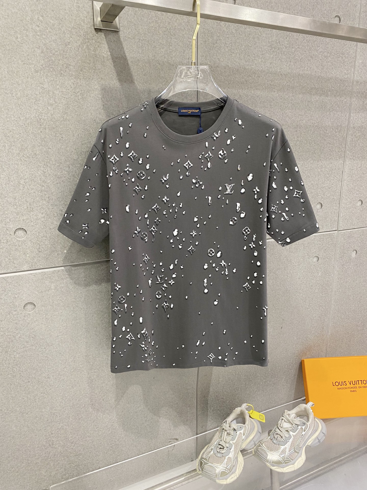 NO:776256,LV Louis Vuitton pure cotton latest fabric (highest version) classic logo pattern logo fashion simple trend short sleeves, top quality counter original short sleeves, top production technology imported fabrics, counter style unique design, using imported high-end custom fabrics. Official website for sale!  The fabric pattern is great. Size: S-2XL. Fabric: 300g, Louis Vuitton, Louis Vuitton, T-shirt,19860909LV 路易威登 纯棉最新面料（最高版本）经典标识图案logo时尚简约潮流短袖,最顶级的品质专柜原单短袖,顶级制作工艺进口面料,专柜款独特设计,采用进口高端订制面料.官网在售！面料版型超赞 码数: S-2XL 面料:300g,,louis vuitton,louis vuitton,T-shirt,,Men's clothing