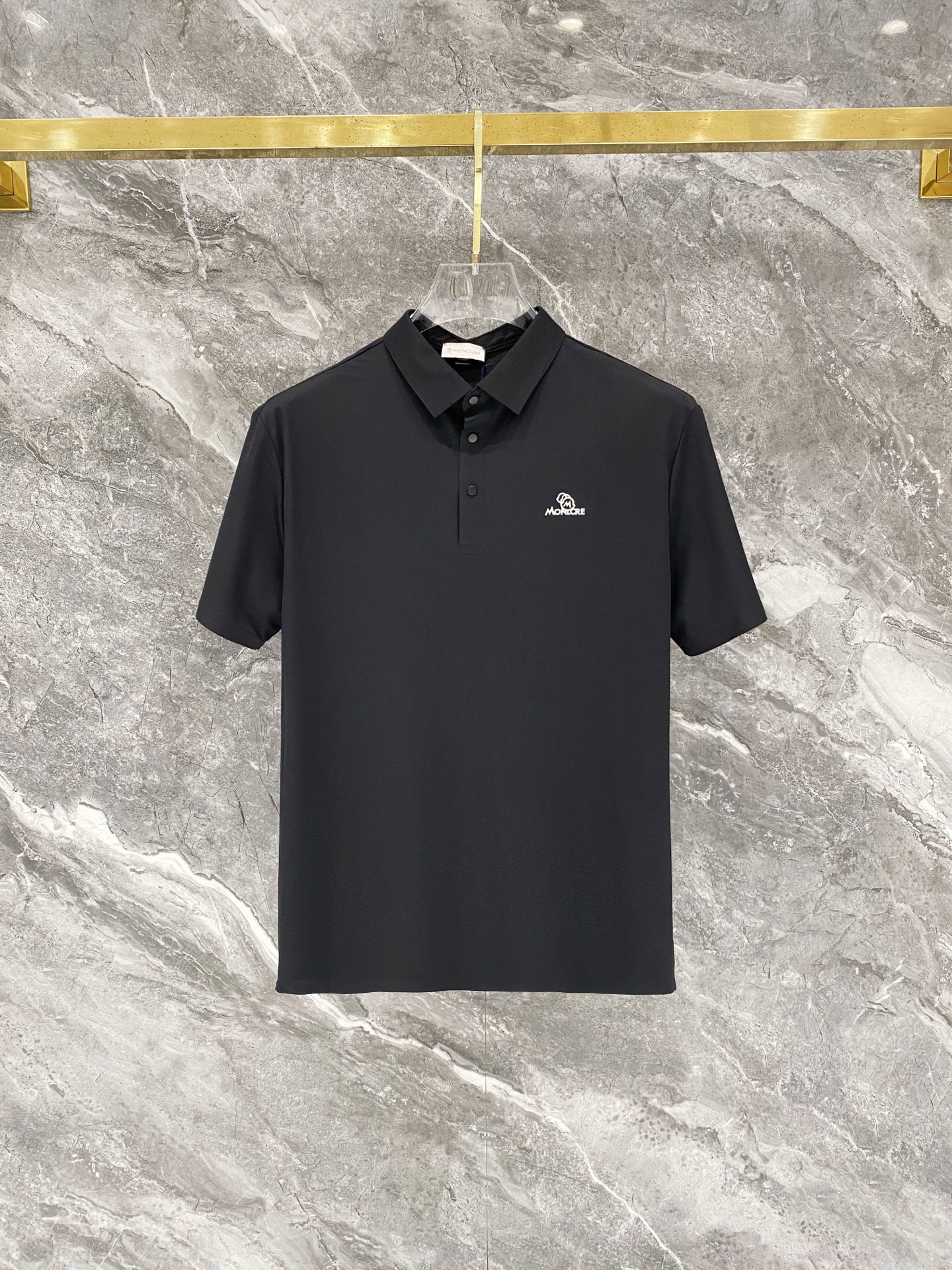 NO:776221,Moncler 26 spring and summer new men's short-sleeved seamless polo shirt, the brand's latest design elements!  It’s neither monotonous nor complicated, just the right amount to show off your taste!  Customer-supplied top-quality customized pique cotton fabrics!  Comfortable, sweat-absorbent and breathable are not a problem at all. The unique luxury feel of the fabric presents a simple and elegant temperament!  Letter brand logo design on the chest!  Full three-dimensional! Standard cutting design!  Every detail is in sync with high-end fashion. Sizes: XL-4XL, Moncler, T-shirt,19860909蒙口 moncler 26春夏 新款首发男士短袖无痕Polo衫,品牌最新设计元素！既不单调也不复杂,恰到好处的展现品味！客供顶级定制珠地棉面料！舒适吸汗透气根本不在话下,面料独具的高奢感呈现简约优雅气质！胸前字母品牌logo设计！饱满立体!标准裁剪设计！每一处细节都是与高端时尚同步的体现. 尺码:XL-4XL,,Moncler,T-shirt,,Men's clothing