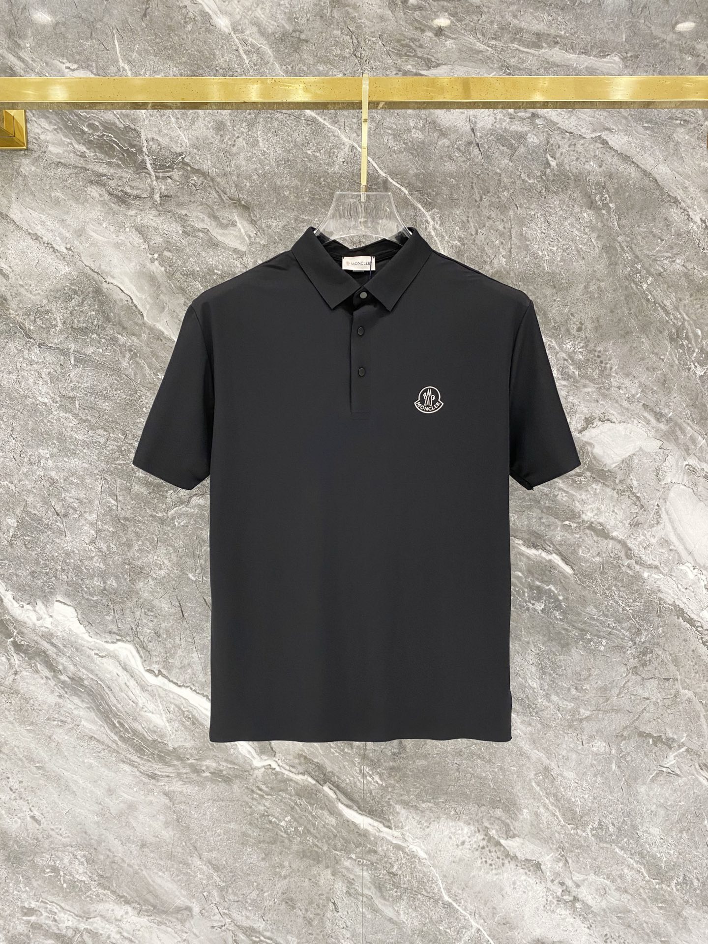 NO:776230,Moncler 26 spring and summer new men's short-sleeved seamless polo shirt, the brand's latest design elements!  It’s neither monotonous nor complicated, just the right amount to show off your taste!  Customer-supplied top-quality customized pique cotton fabrics!  Comfortable, sweat-absorbent and breathable are not a problem at all. The unique luxury feel of the fabric presents a simple and elegant temperament!  Letter brand logo design on the chest!  Full three-dimensional! Standard cutting design!  Every detail is in sync with high-end fashion. Sizes: XL-4XL, Moncler, T-shirt,19860909蒙口 moncler 26春夏 新款首发男士短袖无痕Polo衫,品牌最新设计元素！既不单调也不复杂,恰到好处的展现品味！客供顶级定制珠地棉面料！舒适吸汗透气根本不在话下,面料独具的高奢感呈现简约优雅气质！胸前字母品牌logo设计！饱满立体!标准裁剪设计！每一处细节都是与高端时尚同步的体现. 尺码:XL-4XL,,Moncler,T-shirt,,Men's clothing
