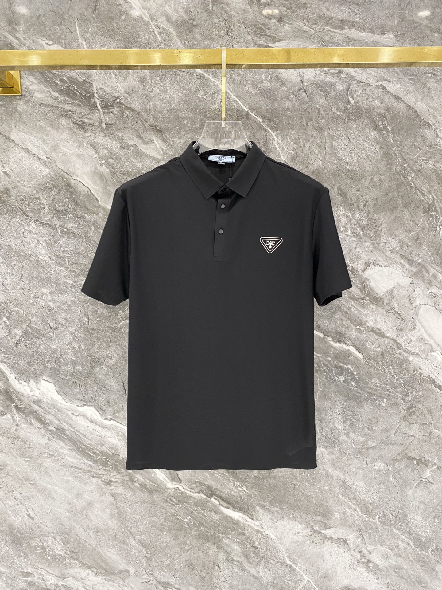 NO:776234,Prada 26 spring and summer new men's short-sleeved seamless Polo shirt, the brand's latest design elements!  It’s neither monotonous nor complicated, just the right amount to show off your taste!  Customer-supplied top-quality customized pique cotton fabrics!  Comfortable, sweat-absorbent and breathable are not a problem at all. The unique luxury feel of the fabric presents a simple and elegant temperament!  Letter brand logo design on the chest!  Full three-dimensional! Standard cutting design!  Every detail is in sync with high-end fashion. Sizes: XL-4XL,, prada, prada, T-shirt,19860909普拉达 Prada 26春夏 新款首发男士短袖无痕Polo衫,品牌最新设计元素！既不单调也不复杂,恰到好处的展现品味！客供顶级定制珠地棉面料！舒适吸汗透气根本不在话下,面料独具的高奢感呈现简约优雅气质！胸前字母品牌logo设计！饱满立体!标准裁剪设计！每一处细节都是与高端时尚同步的体现. 尺码:XL-4XL,,prada,prada,T-shirt,,Men's clothing