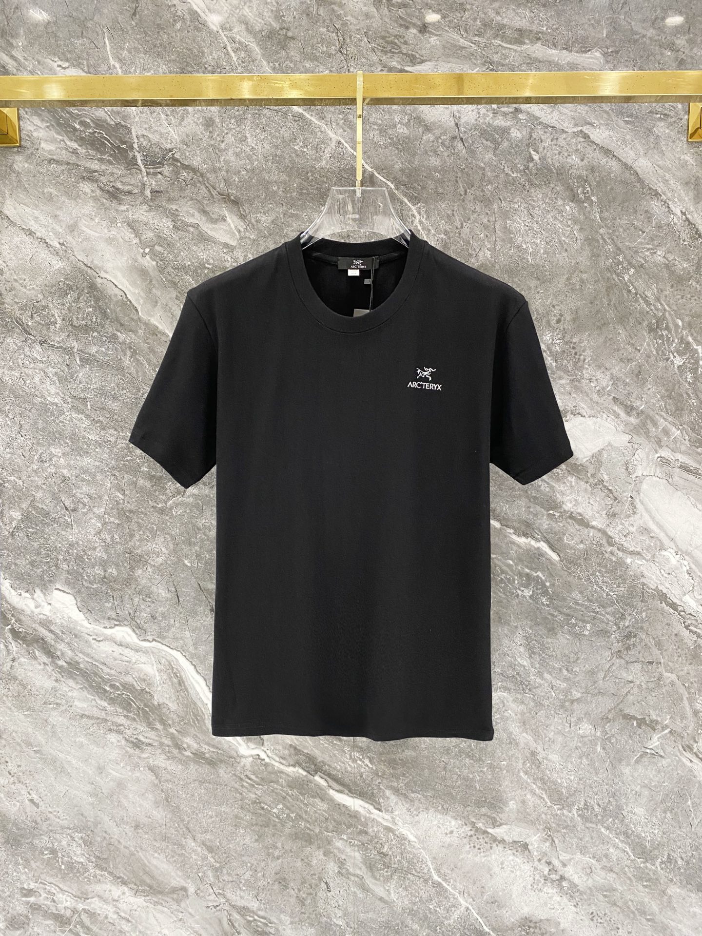 NO:776237,Arc'teryx pure cotton latest fabric (highest version) classic logo pattern logo fashion simple trend short sleeves, top quality counter original short sleeves, top production technology imported fabrics, counter style unique design, using imported high-end custom fabrics. Official website for sale!  The fabric pattern is great. Size: M-3XL. Fabric: 300g, arc'teryx, T-shirt,19860909始祖鸟 纯棉最新面料（最高版本）经典标识图案logo时尚简约潮流短袖,最顶级的品质专柜原单短袖,顶级制作工艺进口面料,专柜款独特设计,采用进口高端订制面料.官网在售！面料版型超赞 码数: M-3XL 面料:300g,arc'teryx,T-shirt,,Men's clothing