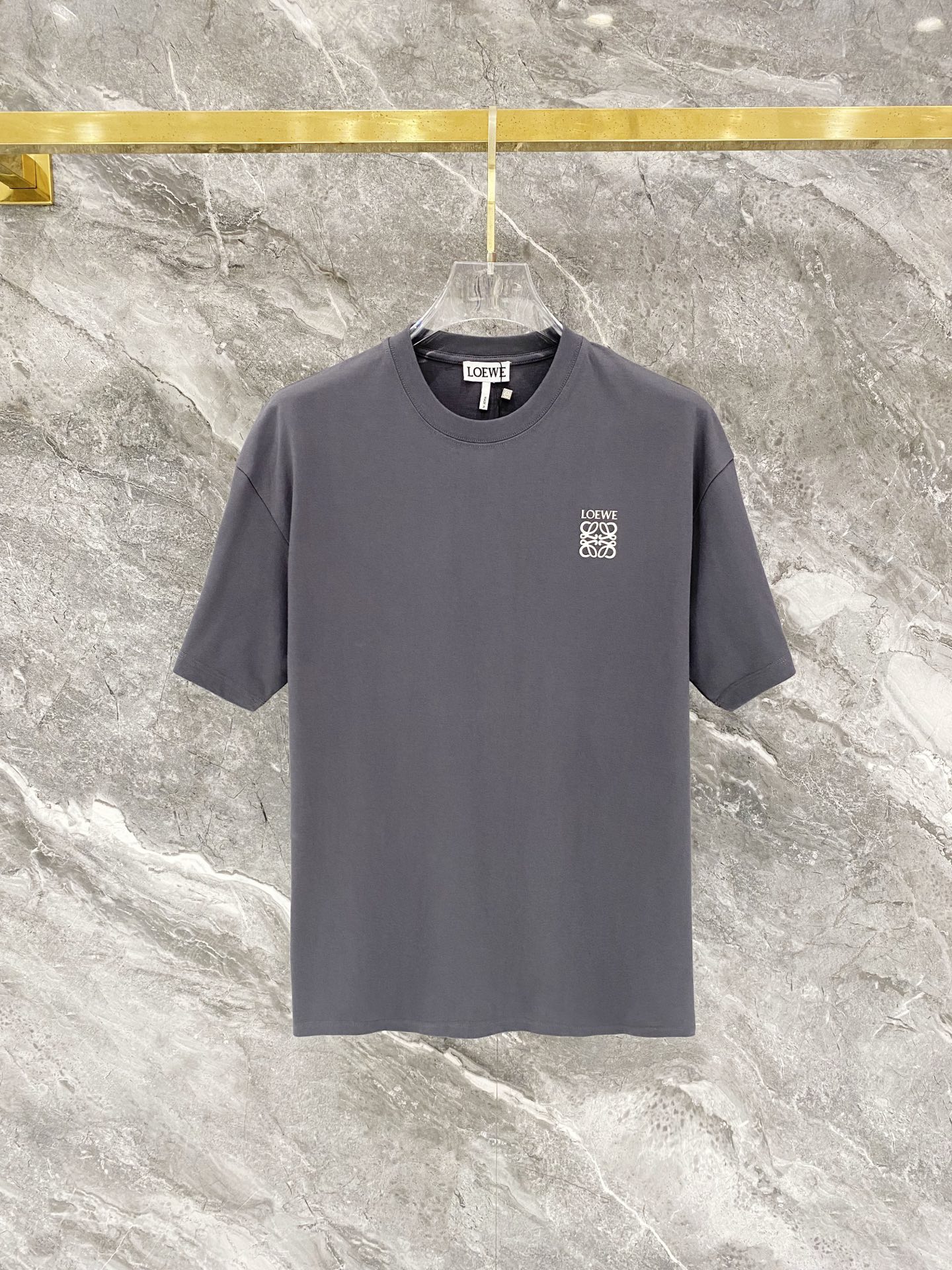 NO:776242,Loewe's latest pure cotton fabric (the highest version), classic logo pattern, fashionable, simple and trendy short-sleeved, the highest quality counter original short-sleeved, top-notch production technology imported fabrics, counter-style unique design, using imported high-end custom fabrics. Official website for sale!  Fabric pattern is awesome. Size: M-3XL. Fabric: 300g,,loewe,loewe,T-shirt,19860909罗意威 Loewe 纯棉最新面料（最高版本）经典标识图案logo时尚简约潮流短袖,最顶级的品质专柜原单短袖,顶级制作工艺进口面料,专柜款独特设计,采用进口高端订制面料.官网在售！面料版型超赞 码数: M-3XL 面料:300g,,loewe,loewe,T-shirt,,Men's clothing