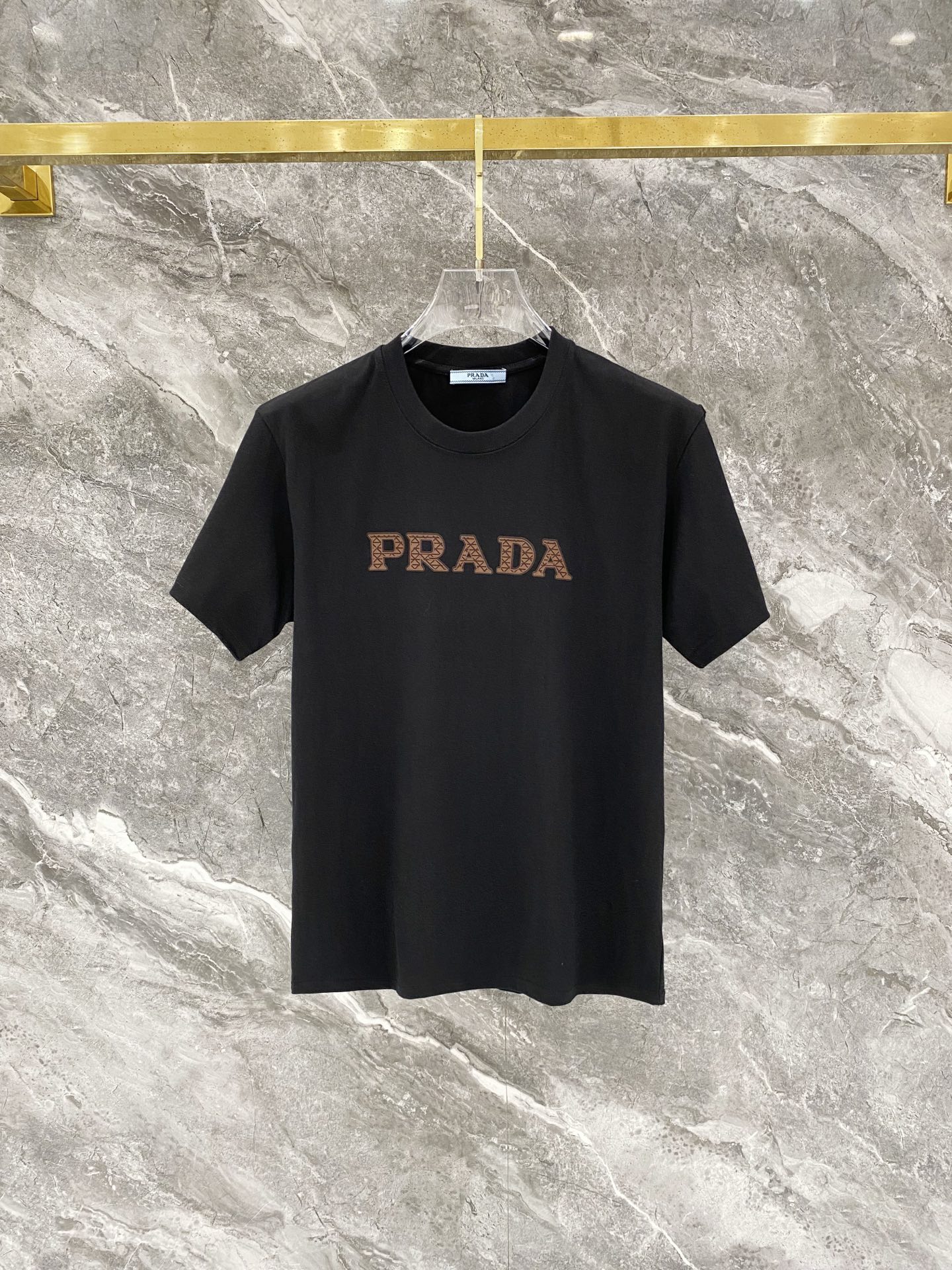 NO:776247,Prada's latest pure cotton fabric (the highest version), classic logo pattern, fashionable, simple and trendy short-sleeved, top-quality counter original short-sleeved, top-notch production technology imported fabrics, counter-style unique design, using imported high-end custom fabrics. Official website for sale!  The fabric pattern is great. Size: M-3XL. Fabric: 300g, prada, prada, T-shirt,19860909普拉达 Prada 纯棉最新面料（最高版本）经典标识图案logo时尚简约潮流短袖,最顶级的品质专柜原单短袖,顶级制作工艺进口面料,专柜款独特设计,采用进口高端订制面料.官网在售！面料版型超赞 码数: M-3XL 面料:300g,,prada,prada,T-shirt,,Men's clothing