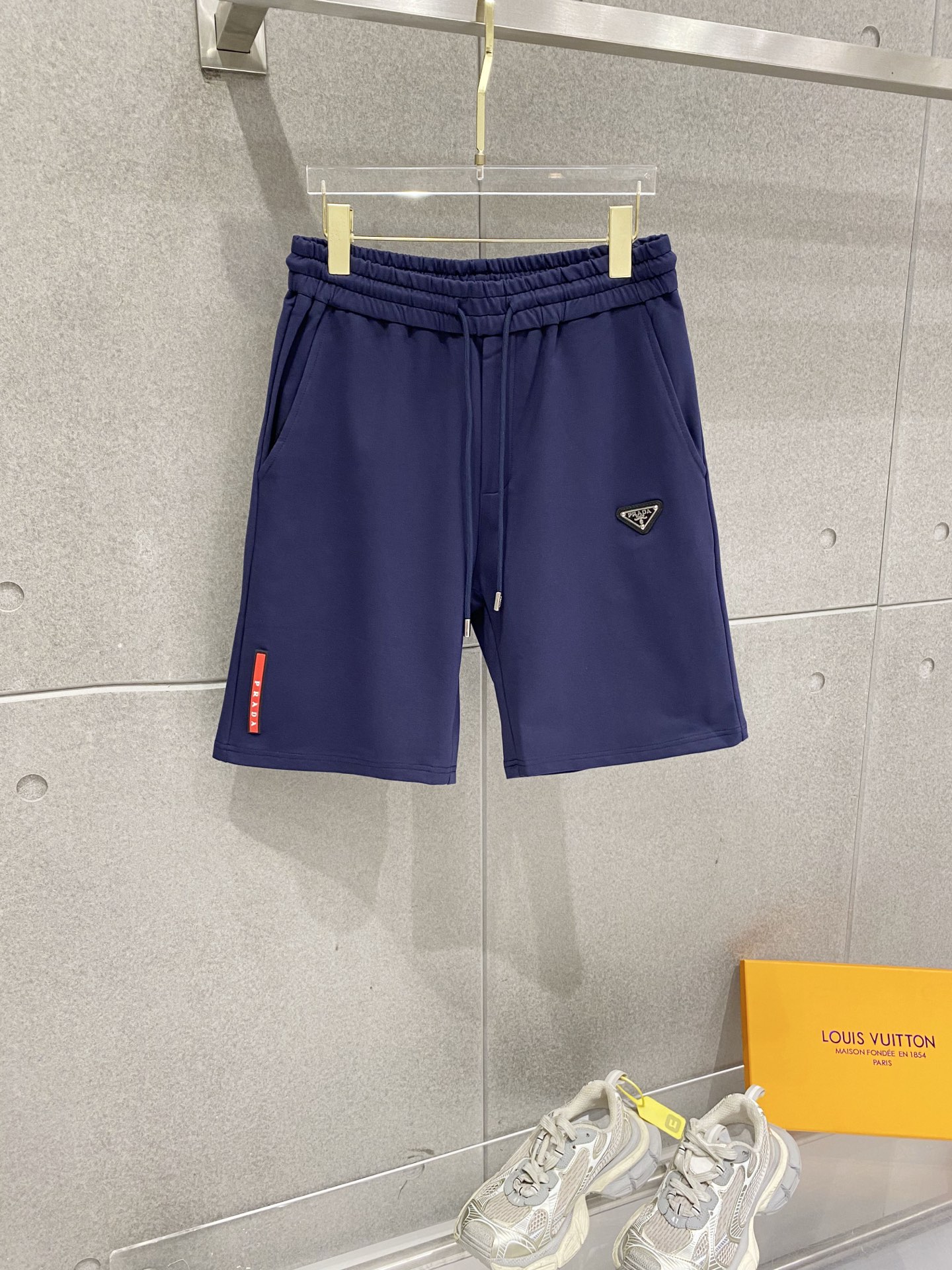 NO:840259,Prada 2026 summer new original counter casual shorts, luxury classic brand original LOGO accessories, counter best-selling model. Very comfortable to wear, low-key yet luxurious, very classy to wear. There is no need to say much about the trousers style and tailoring. The upper body is exquisite and high-end, first-class and top-quality materials. Really palace-level casual pants. The cotton from Turkey is of outstanding quality, not picky. The upper body is absolutely stylish and extremely luxurious.  For sizes M-3XL, please state your height and weight when placing an order.,,prada,prada,shorts,19860909普拉达 Prada 2026夏季新款原单专柜休闲短裤,奢华经典品牌原版LOGO配饰 专柜热销款 身穿着非常舒适 低调不失奢华 穿出去非常有档次 裤型款式和裁剪亦无需多言 上身精致跃然高档一等一顶级质料 真正殿堂级的休闲裤 选用土耳其的棉花品质卓然,不挑人 上身绝对的有型 极度奢华. 尺码M-3XL下单报身高体重.,,prada,prada,shorts,,Men's clothing