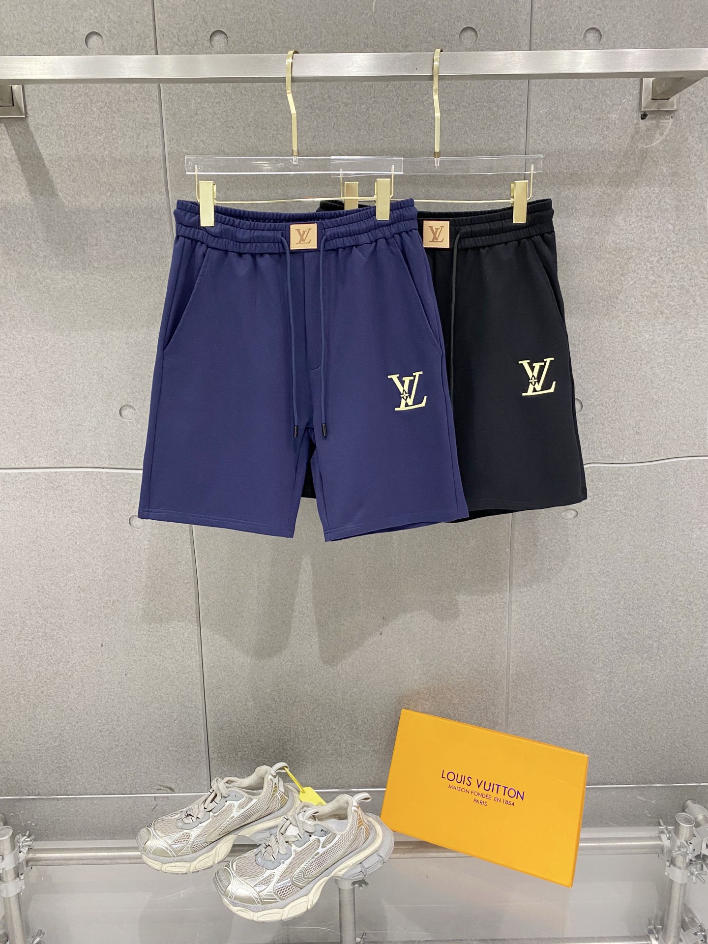 NO:840264,LV Louis Vuitton 2026 summer new original counter casual shorts, luxury classic brand original LOGO accessories, counter best-selling model. Very comfortable to wear, low-key yet luxurious, very classy to wear. Needless to say the trousers style and tailoring. The upper body is exquisite and high-end, first-class and top-quality materials. Really palace-level casual pants. The cotton from Turkey is of outstanding quality, not picky. The upper body is absolutely stylish and extremely luxurious.  For sizes M-3XL, please state your height and weight when placing an order.,,louis vuitton,louis vuitton,shorts,19860909LV 路易威登 2026夏季新款原单专柜休闲短裤,奢华经典品牌原版LOGO配饰 专柜热销款 身穿着非常舒适 低调不失奢华 穿出去非常有档次 裤型款式和裁剪亦无需多言 上身精致跃然高档一等一顶级质料 真正殿堂级的休闲裤 选用土耳其的棉花品质卓然,不挑人 上身绝对的有型 极度奢华. 尺码M-3XL下单报身高体重.,,louis vuitton,louis vuitton,shorts,,Men's clothing