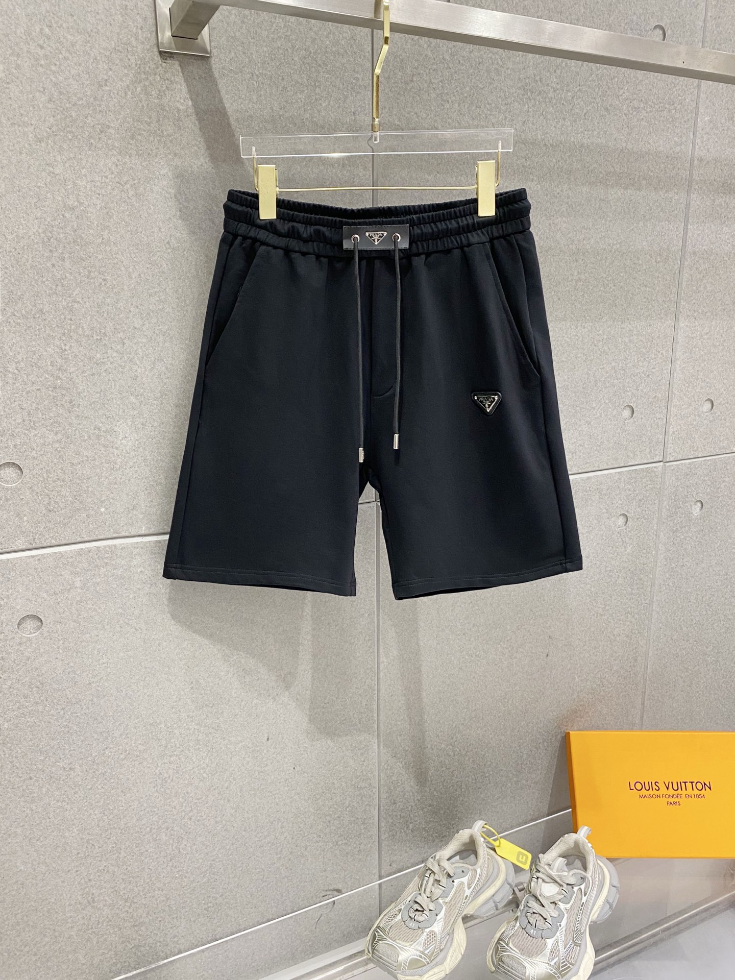 NO:840269,Prada 2026 summer new original counter casual shorts, luxury classic brand original LOGO accessories, counter best-selling model. Very comfortable to wear, low-key yet luxurious, very classy to wear. There is no need to say much about the trousers style and tailoring. The upper body is exquisite and high-end, first-class and top-quality materials. Really palace-level casual pants. The cotton from Turkey is of outstanding quality, not picky. The upper body is absolutely stylish and extremely luxurious.  For sizes M-3XL, please state your height and weight when placing an order.,,prada,prada,shorts,19860909普拉达 Prada 2026夏季新款原单专柜休闲短裤,奢华经典品牌原版LOGO配饰 专柜热销款 身穿着非常舒适 低调不失奢华 穿出去非常有档次 裤型款式和裁剪亦无需多言 上身精致跃然高档一等一顶级质料 真正殿堂级的休闲裤 选用土耳其的棉花品质卓然,不挑人 上身绝对的有型 极度奢华. 尺码M-3XL下单报身高体重.,,prada,prada,shorts,,Men's clothing