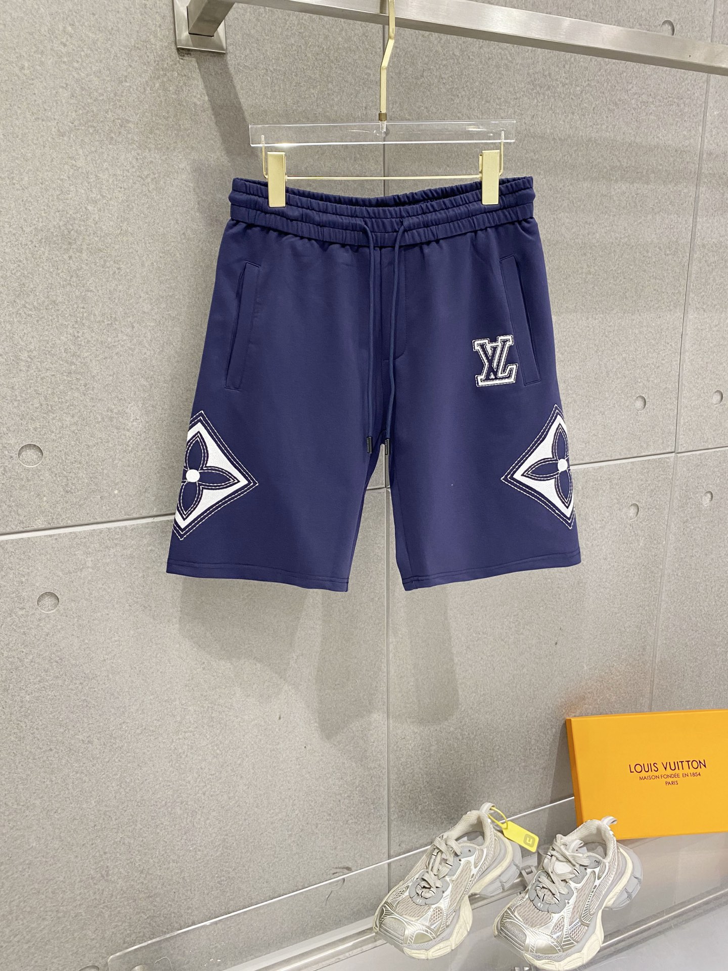 NO:840272,LV Louis Vuitton 2026 summer new original counter casual shorts, luxury classic brand original LOGO accessories, counter best-selling model. Very comfortable to wear, low-key yet luxurious, very classy to wear. Needless to say the trousers style and tailoring. The upper body is exquisite and high-end, first-class and top-quality materials. Really palace-level casual pants. The cotton from Turkey is of outstanding quality, not picky. The upper body is absolutely stylish and extremely luxurious.  For sizes M-3XL, please state your height and weight when placing an order.,,louis vuitton,louis vuitton,shorts,19860909LV 路易威登 2026夏季新款原单专柜休闲短裤,奢华经典品牌原版LOGO配饰 专柜热销款 身穿着非常舒适 低调不失奢华 穿出去非常有档次 裤型款式和裁剪亦无需多言 上身精致跃然高档一等一顶级质料 真正殿堂级的休闲裤 选用土耳其的棉花品质卓然,不挑人 上身绝对的有型 极度奢华. 尺码M-3XL下单报身高体重.,,louis vuitton,louis vuitton,shorts,,Men's clothing