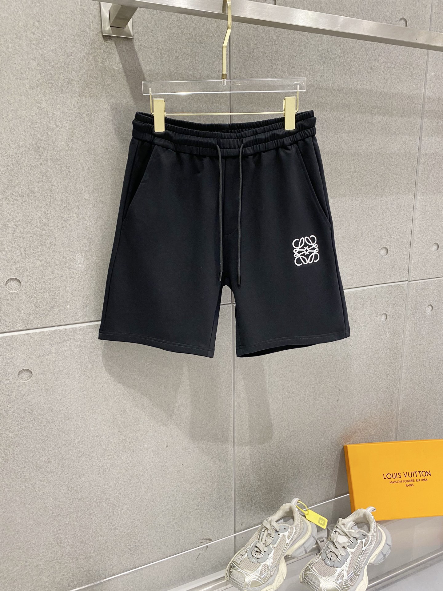 NO:840278,Loewe 2026 summer new original counter casual shorts, luxury classic brand original LOGO accessories, counter best-selling model. Very comfortable to wear, low-key yet luxurious, very classy to wear. Needless to say the trousers style and tailoring. The upper body is exquisite and high-end, first-class and top-quality materials. Really palace-level casual pants. The cotton from Turkey is of outstanding quality, not picky. The upper body is absolutely stylish and extremely luxurious.  For sizes M-3XL, please state your height and weight when placing an order.,,loewe,loewe,shorts,19860909罗意威 Loewe 2026夏季新款原单专柜休闲短裤,奢华经典品牌原版LOGO配饰 专柜热销款 身穿着非常舒适 低调不失奢华 穿出去非常有档次 裤型款式和裁剪亦无需多言 上身精致跃然高档一等一顶级质料 真正殿堂级的休闲裤 选用土耳其的棉花品质卓然,不挑人 上身绝对的有型 极度奢华. 尺码M-3XL下单报身高体重.,,loewe,loewe,shorts,,Men's clothing