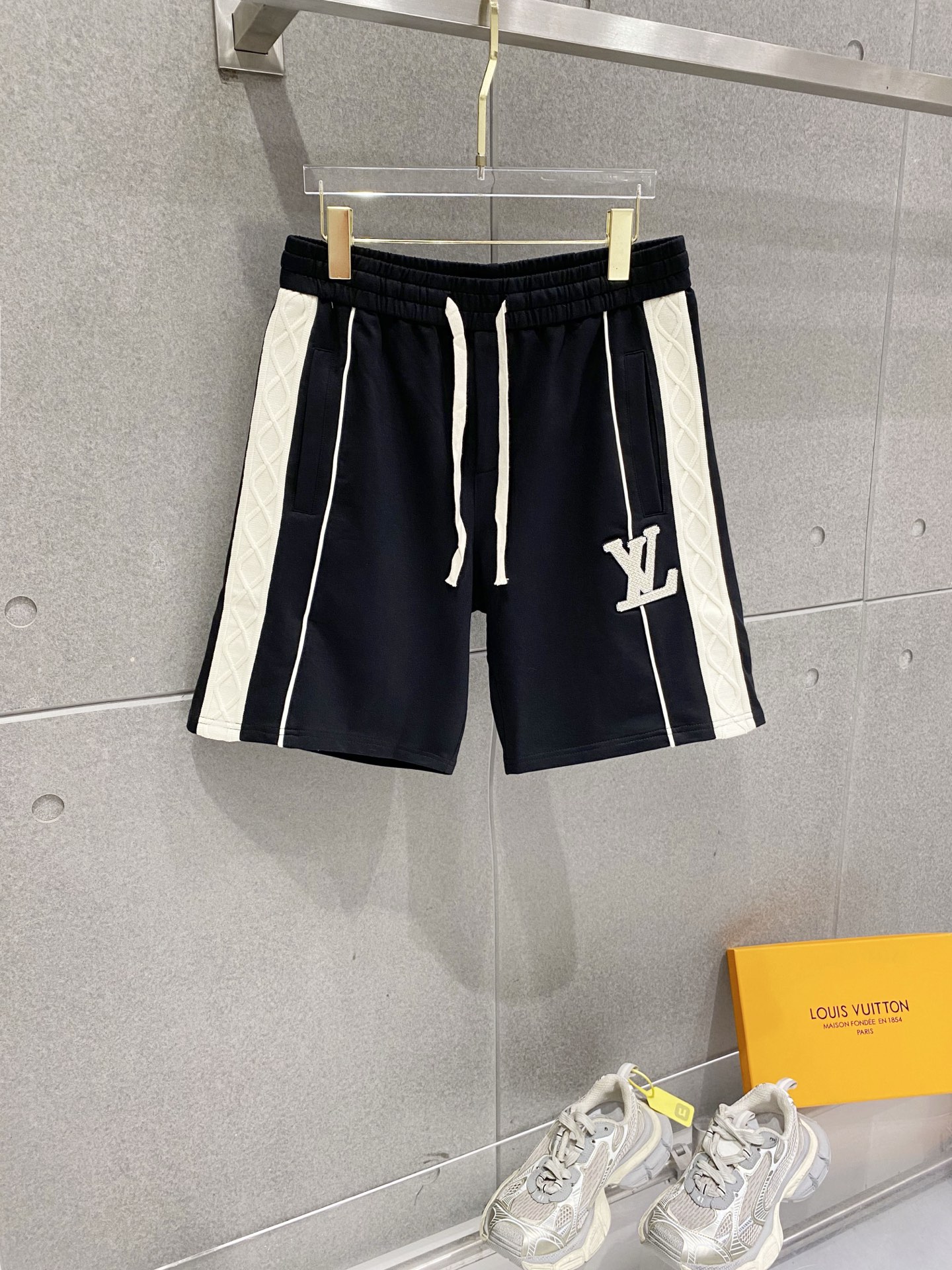 NO:840283,LV Louis Vuitton 2026 summer new original counter casual shorts, luxury classic brand original LOGO accessories, counter best-selling model. Very comfortable to wear, low-key yet luxurious, very classy to wear. Needless to say the trousers style and tailoring. The upper body is exquisite and high-end, first-class and top-quality materials. Really palace-level casual pants. The cotton from Turkey is of outstanding quality, not picky. The upper body is absolutely stylish and extremely luxurious.  For sizes M-3XL, please state your height and weight when placing an order.,,louis vuitton,louis vuitton,shorts,19860909LV 路易威登 2026夏季新款原单专柜休闲短裤,奢华经典品牌原版LOGO配饰 专柜热销款 身穿着非常舒适 低调不失奢华 穿出去非常有档次 裤型款式和裁剪亦无需多言 上身精致跃然高档一等一顶级质料 真正殿堂级的休闲裤 选用土耳其的棉花品质卓然,不挑人 上身绝对的有型 极度奢华. 尺码M-3XL下单报身高体重.,,louis vuitton,louis vuitton,shorts,,Men's clothing