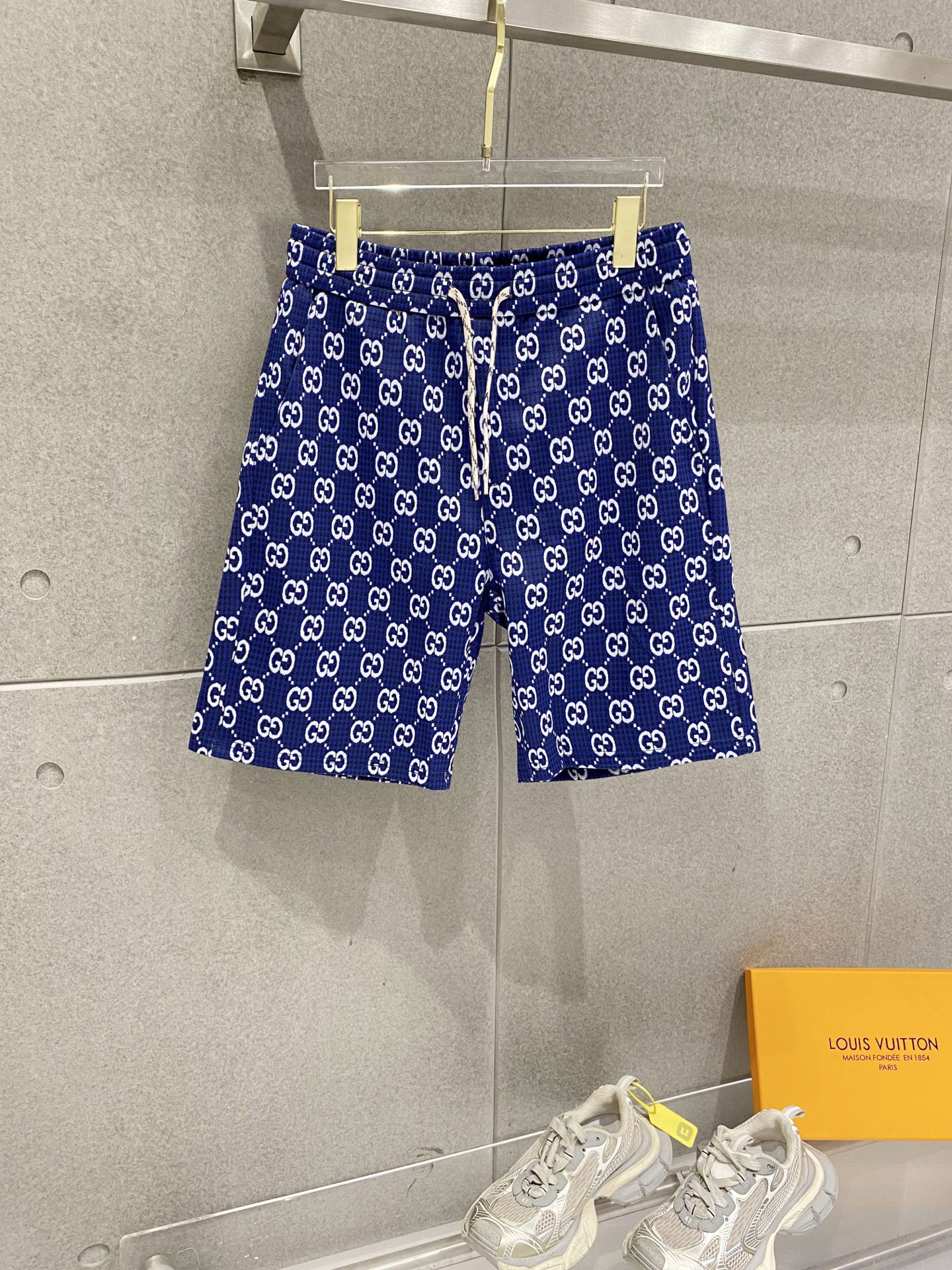 NO:840288,Gucci 2026 summer new original counter casual shorts, luxury classic brand original LOGO accessories, counter best-selling style. Very comfortable to wear, low-key yet luxurious, very classy to wear. Needless to say the trousers style and tailoring. The upper body is exquisite and high-end, first-class and top-quality materials. Really palace-level casual pants. The cotton from Turkey is of excellent quality, not picky. The upper body is absolutely stylish and extremely luxurious.  For sizes M-3XL, please state your height and weight when placing an order.,,gucci,gucci,shorts,19860909古驰 Gucci 2026夏季新款原单专柜休闲短裤,奢华经典品牌原版LOGO配饰 专柜热销款 身穿着非常舒适 低调不失奢华 穿出去非常有档次 裤型款式和裁剪亦无需多言 上身精致跃然高档一等一顶级质料 真正殿堂级的休闲裤 选用土耳其的棉花品质卓然,不挑人 上身绝对的有型 极度奢华. 尺码M-3XL下单报身高体重.,,gucci,gucci,shorts,,Men's clothing