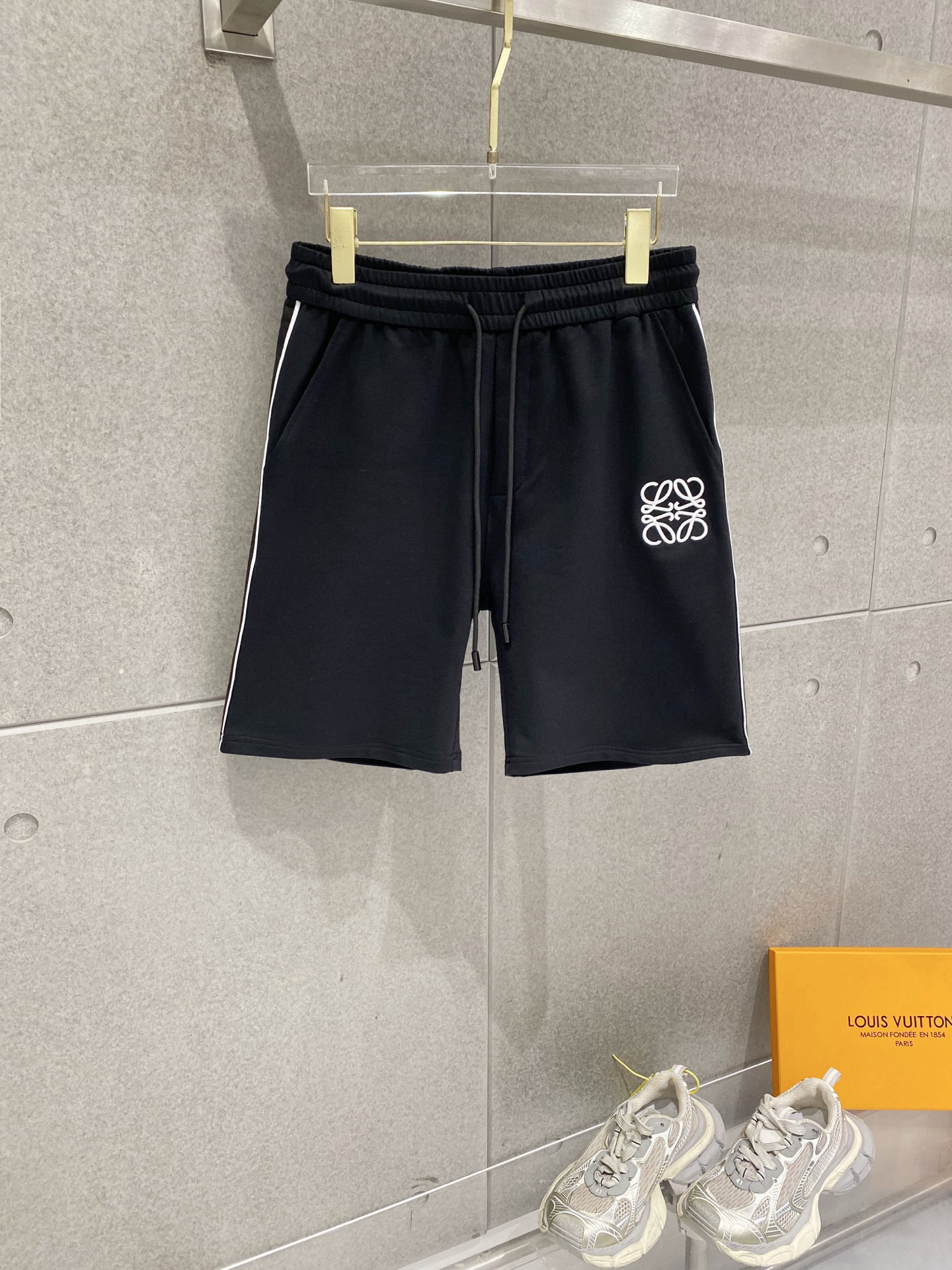 NO:840294,Loewe 2026 summer new original counter casual shorts, luxury classic brand original LOGO accessories, counter best-selling model. Very comfortable to wear, low-key yet luxurious, very classy to wear. Needless to say the trousers style and tailoring. The upper body is exquisite and high-end, first-class and top-quality materials. Really palace-level casual pants. The cotton from Turkey is of outstanding quality, not picky. The upper body is absolutely stylish and extremely luxurious.  For sizes M-3XL, please state your height and weight when placing an order.,,loewe,loewe,shorts,19860909罗意威 Loewe 2026夏季新款原单专柜休闲短裤,奢华经典品牌原版LOGO配饰 专柜热销款 身穿着非常舒适 低调不失奢华 穿出去非常有档次 裤型款式和裁剪亦无需多言 上身精致跃然高档一等一顶级质料 真正殿堂级的休闲裤 选用土耳其的棉花品质卓然,不挑人 上身绝对的有型 极度奢华. 尺码M-3XL下单报身高体重.,,loewe,loewe,shorts,,Men's clothing