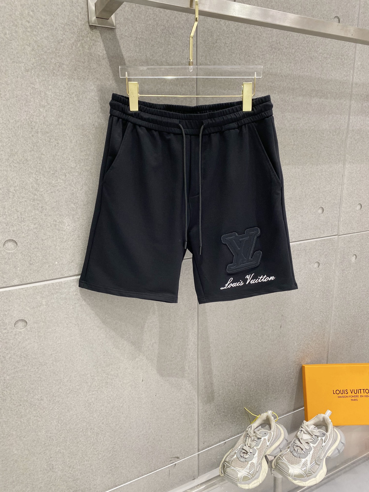 NO:840296,LV Louis Vuitton 2026 summer new original counter casual shorts, luxury classic brand original LOGO accessories, counter best-selling model. Very comfortable to wear, low-key yet luxurious, very classy to wear. Needless to say the trousers style and tailoring. The upper body is exquisite and high-end, first-class and top-quality materials. Really palace-level casual pants. The cotton from Turkey is of outstanding quality, not picky. The upper body is absolutely stylish and extremely luxurious.  For sizes M-3XL, please state your height and weight when placing an order.,,louis vuitton,louis vuitton,shorts,19860909LV 路易威登 2026夏季新款原单专柜休闲短裤,奢华经典品牌原版LOGO配饰 专柜热销款 身穿着非常舒适 低调不失奢华 穿出去非常有档次 裤型款式和裁剪亦无需多言 上身精致跃然高档一等一顶级质料 真正殿堂级的休闲裤 选用土耳其的棉花品质卓然,不挑人 上身绝对的有型 极度奢华. 尺码M-3XL下单报身高体重.,,louis vuitton,louis vuitton,shorts,,Men's clothing