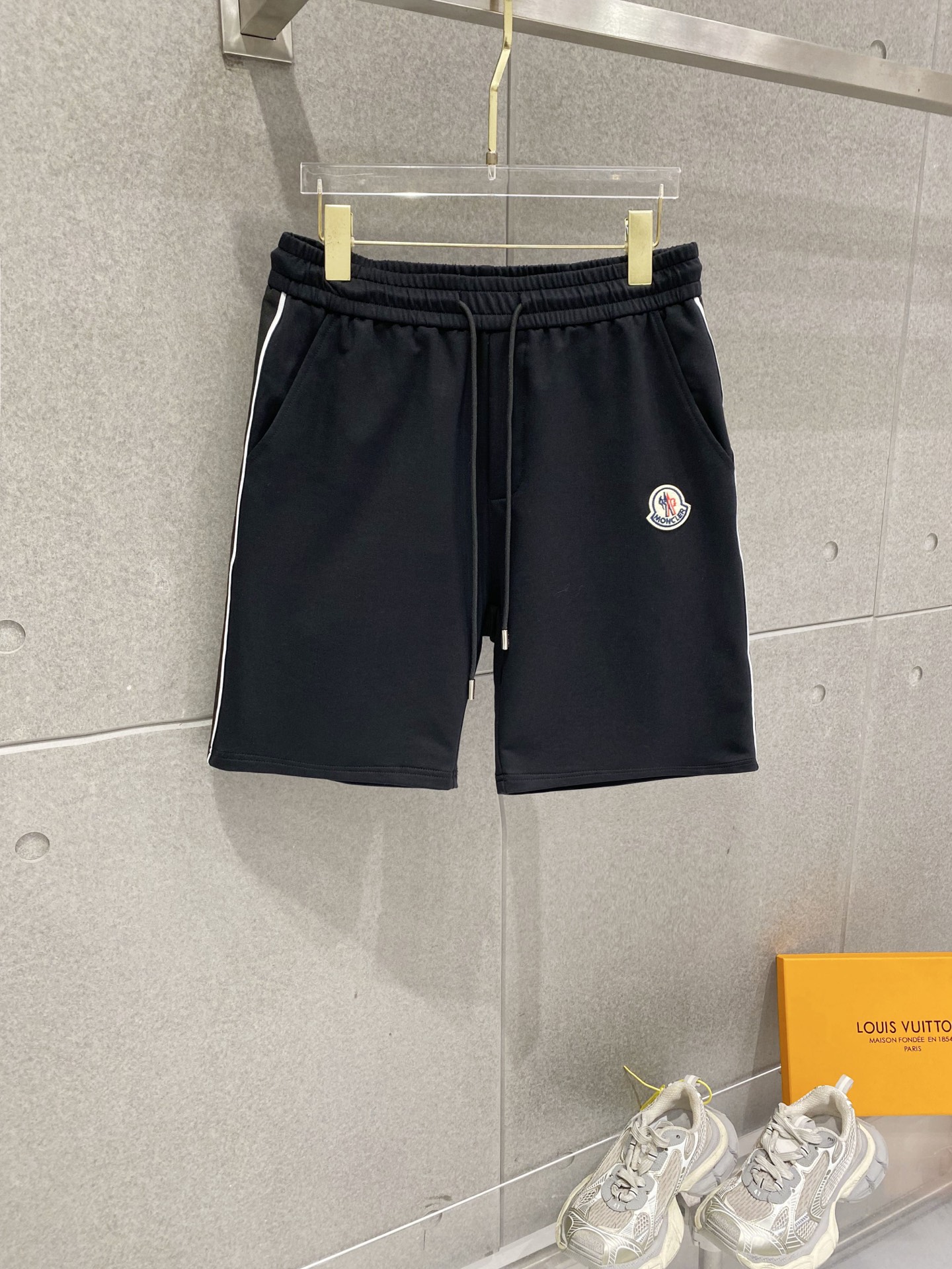 NO:840287,Moncler 2026 summer new original counter casual shorts, luxury classic brand original LOGO accessories, counter best-selling model. Very comfortable to wear, low-key yet luxurious, very classy to wear. Needless to say the trousers style and tailoring. The upper body is exquisite and high-end, first-class and top-quality materials. Really palace-level casual pants. The cotton from Turkey is of outstanding quality, not picky. The upper body is absolutely stylish and extremely luxurious.  For sizes M-3XL, please state your height and weight when placing an order.,,Moncler,shorts,19860909蒙口 Moncler 2026夏季新款原单专柜休闲短裤,奢华经典品牌原版LOGO配饰 专柜热销款 身穿着非常舒适 低调不失奢华 穿出去非常有档次 裤型款式和裁剪亦无需多言 上身精致跃然高档一等一顶级质料 真正殿堂级的休闲裤 选用土耳其的棉花品质卓然,不挑人 上身绝对的有型 极度奢华. 尺码M-3XL下单报身高体重.,,Moncler,shorts,,Men's clothing