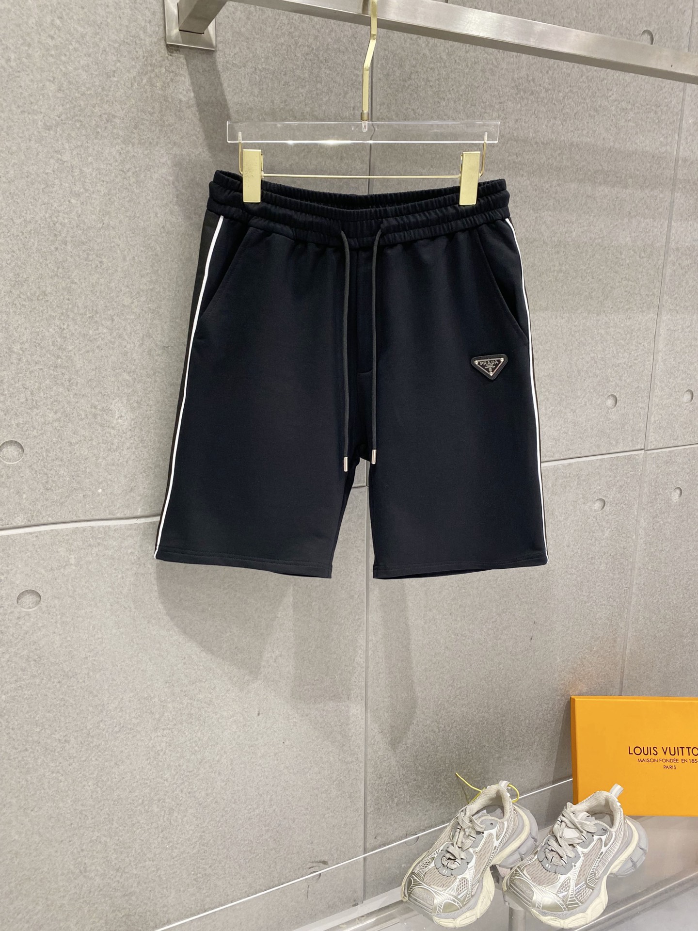 NO:840270,Prada 2026 summer new original counter casual shorts, luxury classic brand original LOGO accessories, counter best-selling model. Very comfortable to wear, low-key yet luxurious, very classy to wear. There is no need to say much about the trousers style and tailoring. The upper body is exquisite and high-end, first-class and top-quality materials. Really palace-level casual pants. The cotton from Turkey is of outstanding quality, not picky. The upper body is absolutely stylish and extremely luxurious.  For sizes M-3XL, please state your height and weight when placing an order.,,prada,prada,shorts,19860909普拉达 Prada 2026夏季新款原单专柜休闲短裤,奢华经典品牌原版LOGO配饰 专柜热销款 身穿着非常舒适 低调不失奢华 穿出去非常有档次 裤型款式和裁剪亦无需多言 上身精致跃然高档一等一顶级质料 真正殿堂级的休闲裤 选用土耳其的棉花品质卓然,不挑人 上身绝对的有型 极度奢华. 尺码M-3XL下单报身高体重.,,prada,prada,shorts,,Men's clothing