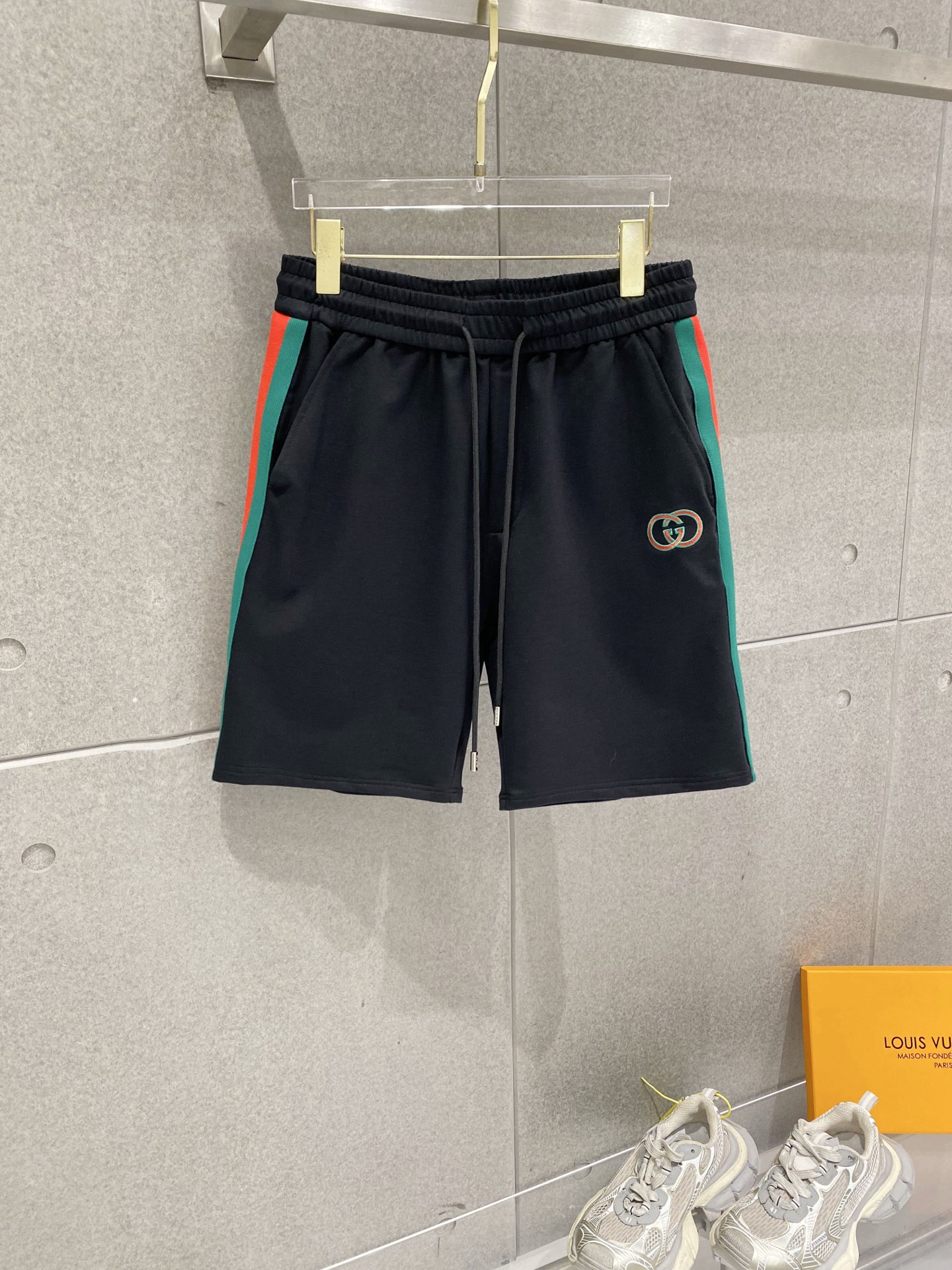 NO:840301,Gucci 2026 summer new original counter casual shorts, luxury classic brand original LOGO accessories, counter best-selling style. Very comfortable to wear, low-key yet luxurious, very classy to wear. Needless to say the trousers style and tailoring. The upper body is exquisite and high-end, first-class and top-quality materials. Really palace-level casual pants. The cotton from Turkey is of excellent quality, not picky. The upper body is absolutely stylish and extremely luxurious.  For sizes M-3XL, please state your height and weight when placing an order.,,gucci,gucci,shorts,19860909古驰 Gucci 2026夏季新款原单专柜休闲短裤,奢华经典品牌原版LOGO配饰 专柜热销款 身穿着非常舒适 低调不失奢华 穿出去非常有档次 裤型款式和裁剪亦无需多言 上身精致跃然高档一等一顶级质料 真正殿堂级的休闲裤 选用土耳其的棉花品质卓然,不挑人 上身绝对的有型 极度奢华. 尺码M-3XL下单报身高体重.,,gucci,gucci,shorts,,Men's clothing