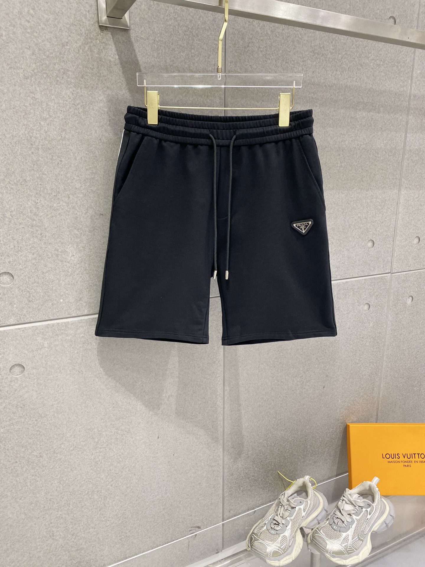 NO:840299,Prada 2026 summer new original counter casual shorts, luxury classic brand original LOGO accessories, counter best-selling model. Very comfortable to wear, low-key yet luxurious, very classy to wear. There is no need to say much about the trousers style and tailoring. The upper body is exquisite and high-end, first-class and top-quality materials. Really palace-level casual pants. The cotton from Turkey is of outstanding quality, not picky. The upper body is absolutely stylish and extremely luxurious.  For sizes M-3XL, please state your height and weight when placing an order.,,prada,prada,shorts,19860909普拉达 Prada 2026夏季新款原单专柜休闲短裤,奢华经典品牌原版LOGO配饰 专柜热销款 身穿着非常舒适 低调不失奢华 穿出去非常有档次 裤型款式和裁剪亦无需多言 上身精致跃然高档一等一顶级质料 真正殿堂级的休闲裤 选用土耳其的棉花品质卓然,不挑人 上身绝对的有型 极度奢华. 尺码M-3XL下单报身高体重.,,prada,prada,shorts,,Men's clothing