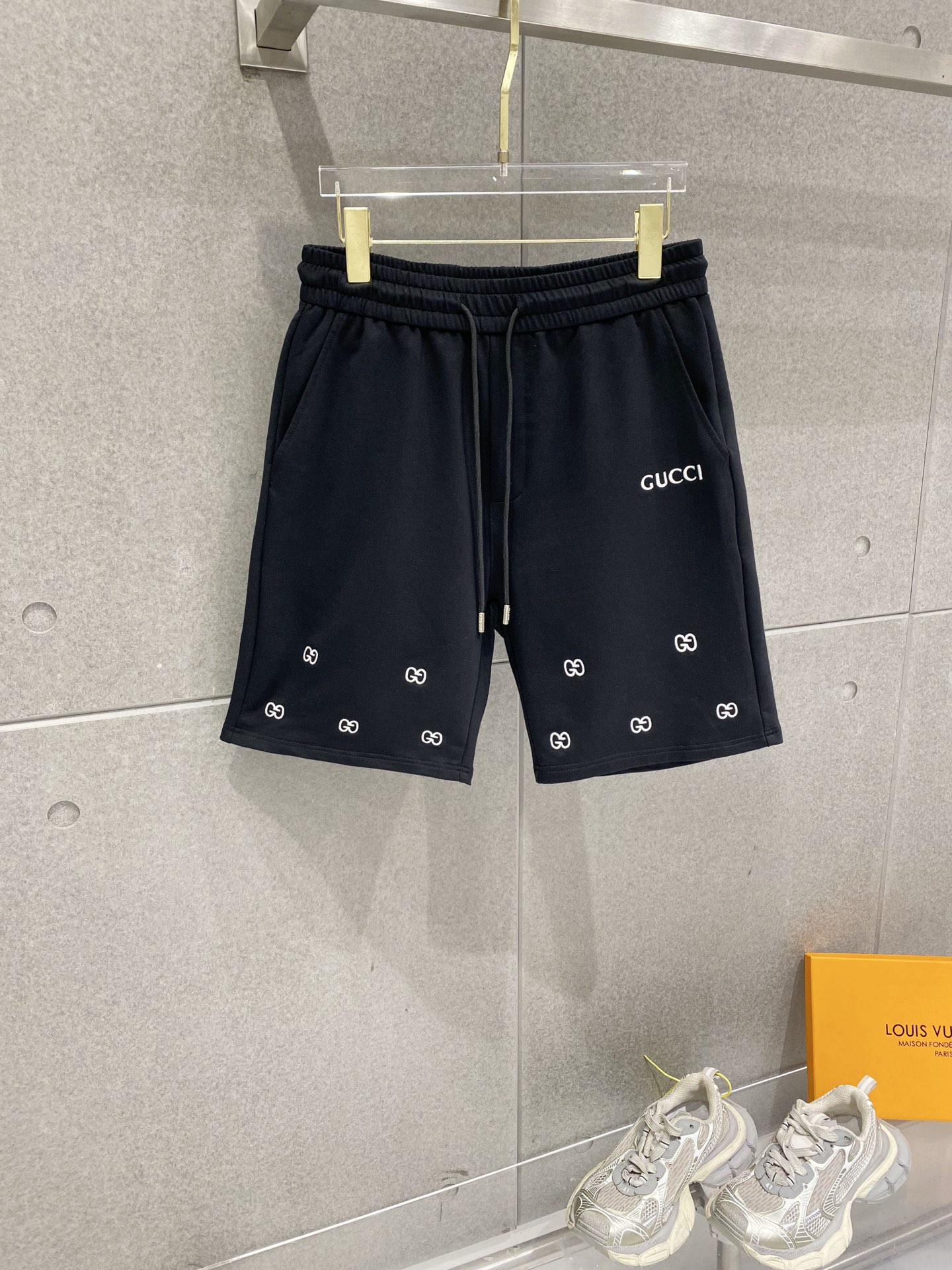 NO:840282,Gucci 2026 summer new original counter casual shorts, luxury classic brand original LOGO accessories, counter best-selling style. Very comfortable to wear, low-key yet luxurious, very classy to wear. Needless to say the trousers style and tailoring. The upper body is exquisite and high-end, first-class and top-quality materials. Really palace-level casual pants. The cotton from Turkey is of excellent quality, not picky. The upper body is absolutely stylish and extremely luxurious.  For sizes M-3XL, please state your height and weight when placing an order.,,gucci,gucci,shorts,19860909古驰 Gucci 2026夏季新款原单专柜休闲短裤,奢华经典品牌原版LOGO配饰 专柜热销款 身穿着非常舒适 低调不失奢华 穿出去非常有档次 裤型款式和裁剪亦无需多言 上身精致跃然高档一等一顶级质料 真正殿堂级的休闲裤 选用土耳其的棉花品质卓然,不挑人 上身绝对的有型 极度奢华. 尺码M-3XL下单报身高体重.,,gucci,gucci,shorts,,Men's clothing