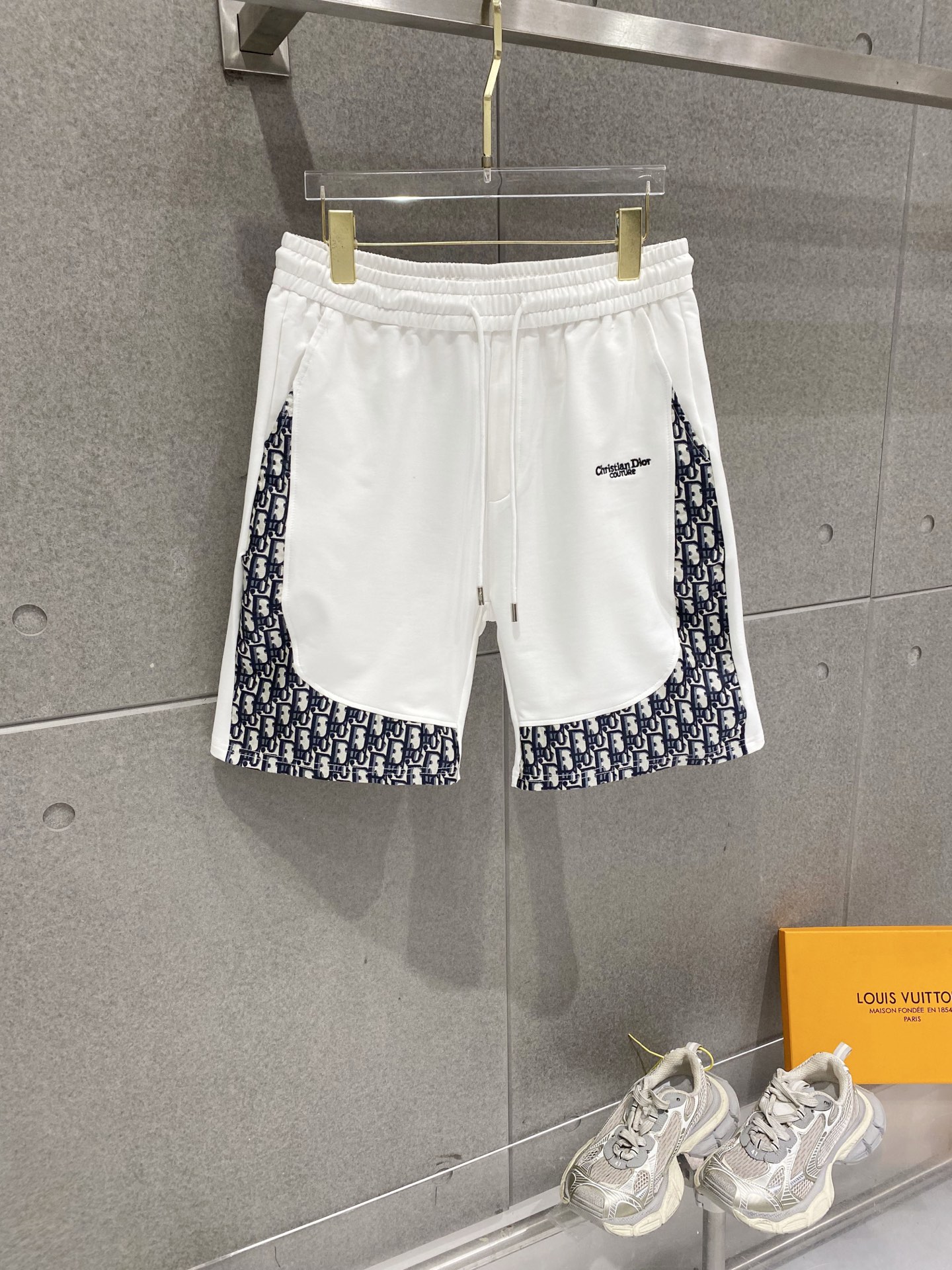 NO:840265,Dior 2026 summer new original counter casual shorts, luxury classic brand original LOGO accessories, counter best-selling model. Very comfortable to wear, low-key yet luxurious, very classy to wear. Needless to say the trousers style and tailoring. The upper body is exquisite and high-end, first-class and top-quality materials. Really palace-level casual pants. The cotton from Turkey is of outstanding quality, not picky. The upper body is absolutely stylish and extremely luxurious.  For sizes M-3XL, please state your height and weight when placing an order.,,dior,dior,shorts,19860909迪奥 Dior 2026夏季新款原单专柜休闲短裤,奢华经典品牌原版LOGO配饰 专柜热销款 身穿着非常舒适 低调不失奢华 穿出去非常有档次 裤型款式和裁剪亦无需多言 上身精致跃然高档一等一顶级质料 真正殿堂级的休闲裤 选用土耳其的棉花品质卓然,不挑人 上身绝对的有型 极度奢华. 尺码M-3XL下单报身高体重.,,dior,dior,shorts,,Men's clothing