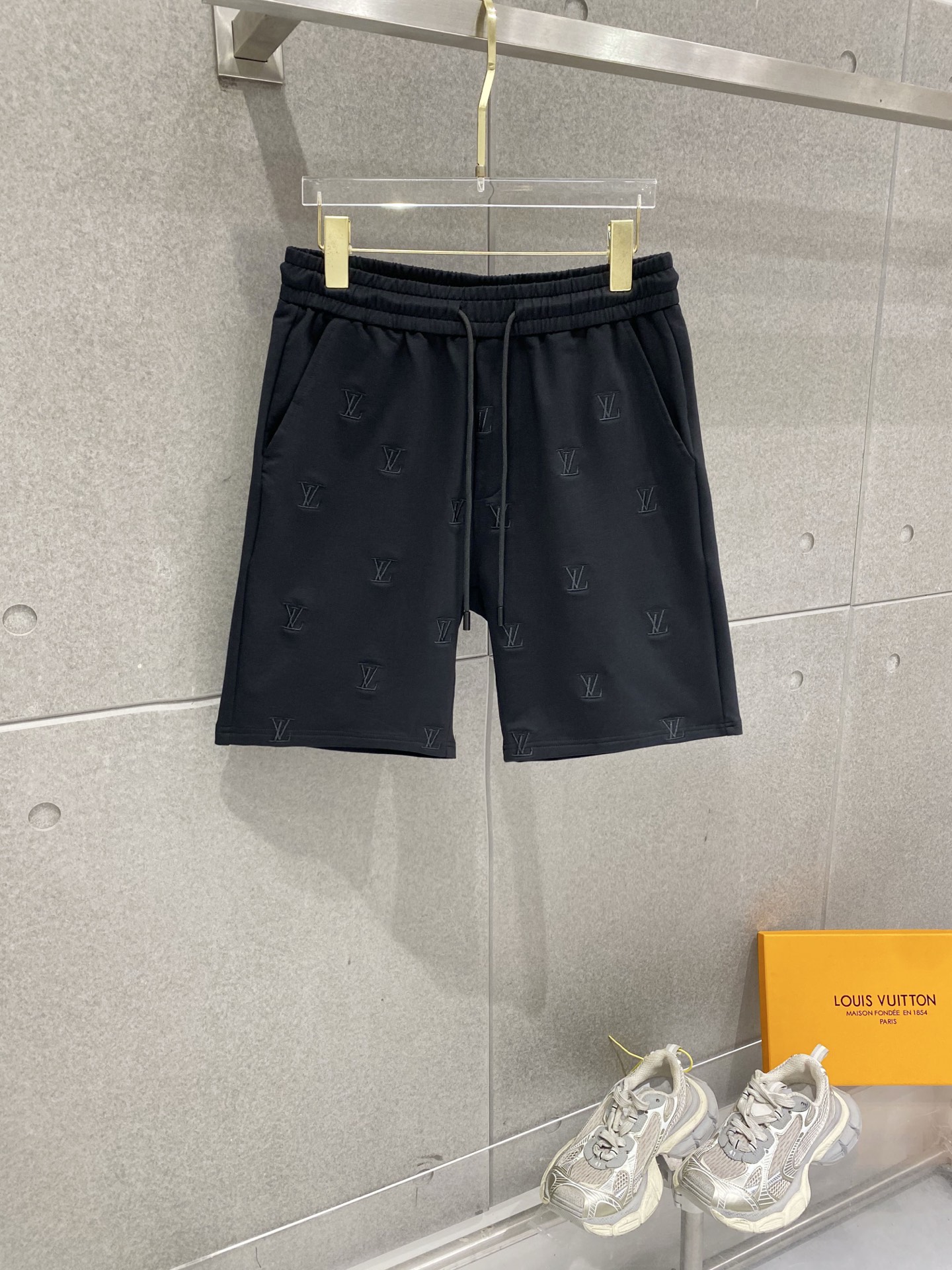 NO:840304,LV Louis Vuitton 2026 summer new original counter casual shorts, luxury classic brand original LOGO accessories, counter best-selling model. Very comfortable to wear, low-key yet luxurious, very classy to wear. Needless to say the trousers style and tailoring. The upper body is exquisite and high-end, first-class and top-quality materials. Really palace-level casual pants. The cotton from Turkey is of outstanding quality, not picky. The upper body is absolutely stylish and extremely luxurious.  For sizes M-3XL, please state your height and weight when placing an order.,,louis vuitton,louis vuitton,shorts,19860909LV 路易威登 2026夏季新款原单专柜休闲短裤,奢华经典品牌原版LOGO配饰 专柜热销款 身穿着非常舒适 低调不失奢华 穿出去非常有档次 裤型款式和裁剪亦无需多言 上身精致跃然高档一等一顶级质料 真正殿堂级的休闲裤 选用土耳其的棉花品质卓然,不挑人 上身绝对的有型 极度奢华. 尺码M-3XL下单报身高体重.,,louis vuitton,louis vuitton,shorts,,Men's clothing