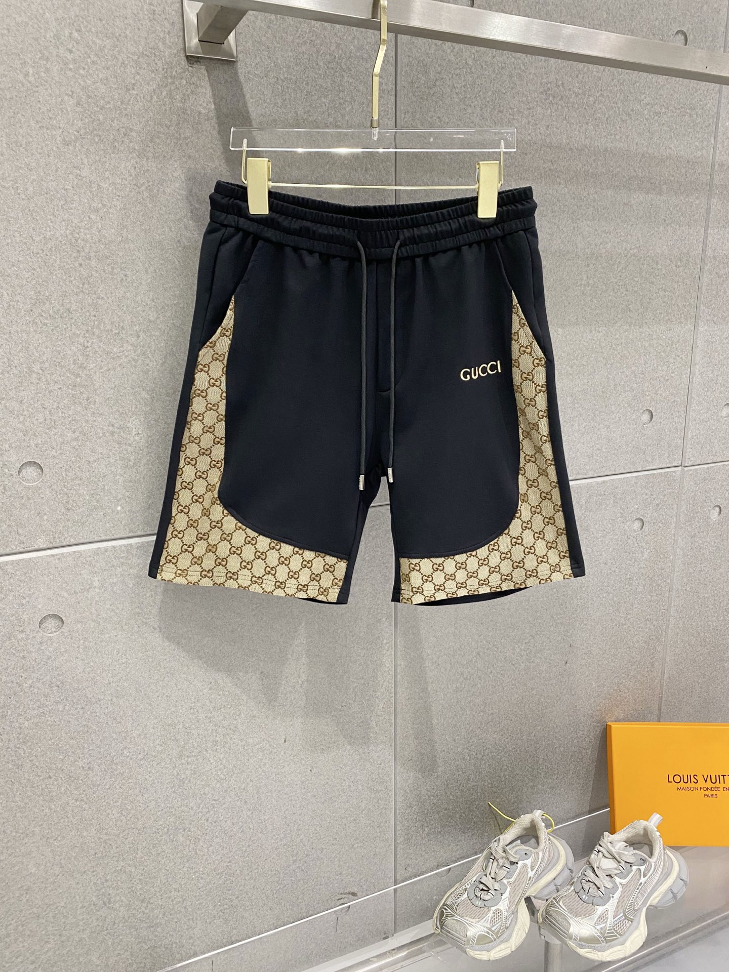 NO:840295,Gucci 2026 summer new original counter casual shorts, luxury classic brand original LOGO accessories, counter best-selling style. Very comfortable to wear, low-key yet luxurious, very classy to wear. Needless to say the trousers style and tailoring. The upper body is exquisite and high-end, first-class and top-quality materials. Really palace-level casual pants. The cotton from Turkey is of excellent quality, not picky. The upper body is absolutely stylish and extremely luxurious.  For sizes M-3XL, please state your height and weight when placing an order.,,gucci,gucci,shorts,19860909古驰 Gucci 2026夏季新款原单专柜休闲短裤,奢华经典品牌原版LOGO配饰 专柜热销款 身穿着非常舒适 低调不失奢华 穿出去非常有档次 裤型款式和裁剪亦无需多言 上身精致跃然高档一等一顶级质料 真正殿堂级的休闲裤 选用土耳其的棉花品质卓然,不挑人 上身绝对的有型 极度奢华. 尺码M-3XL下单报身高体重.,,gucci,gucci,shorts,,Men's clothing