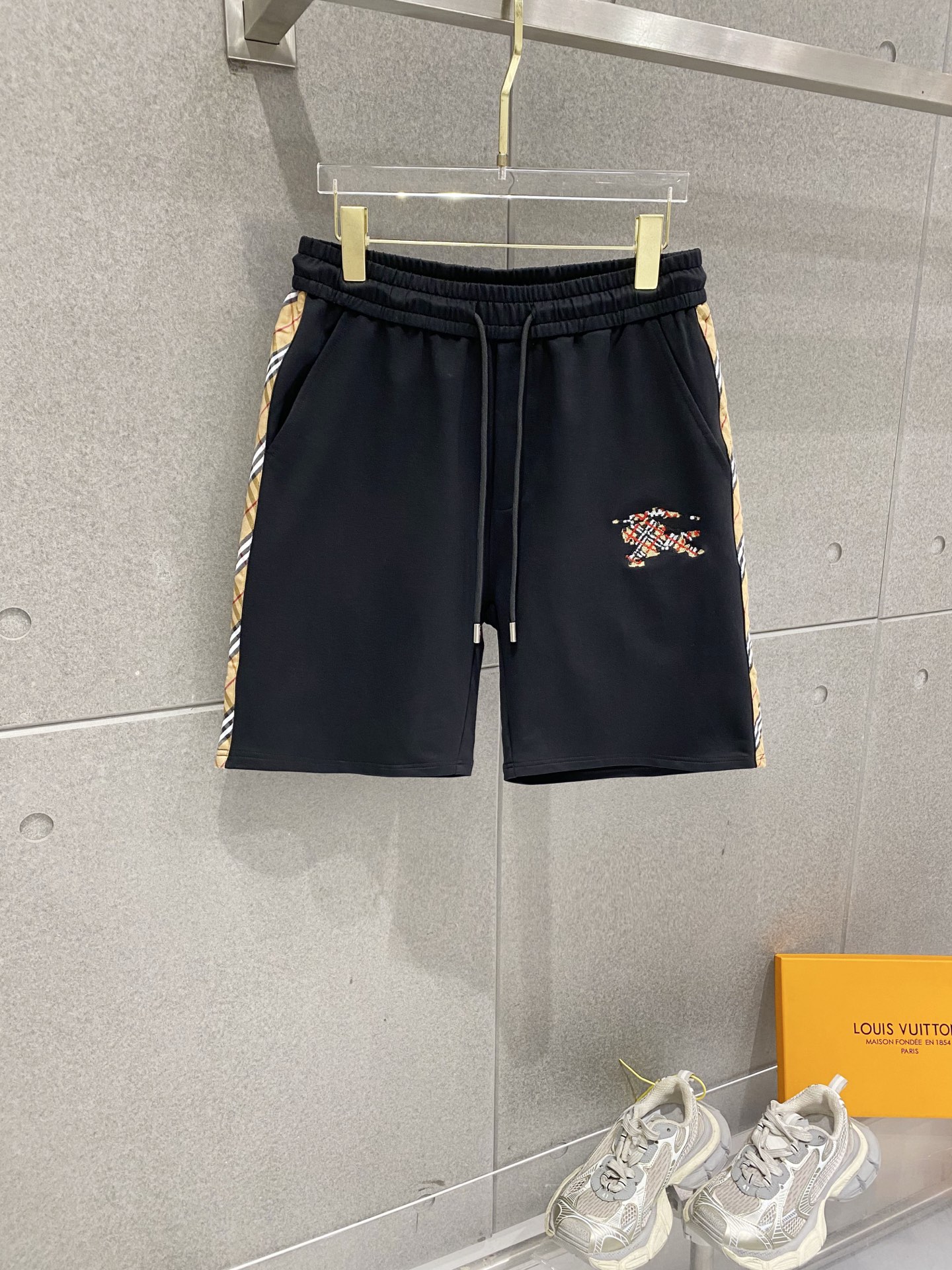 NO:840274,Burberry BBR 2026 summer new original counter casual shorts, luxury classic brand original LOGO accessories, counter best-selling style. Very comfortable to wear, low-key yet luxurious, very classy to wear. Needless to say the trousers style and tailoring. The upper body is exquisite and high-end, first-class and top-quality materials. Really palace-level casual pants. The cotton from Turkey is of outstanding quality, not picky. The upper body is absolutely stylish and extremely luxurious.  For sizes M-3XL, please state your height and weight when placing an order.,,burberry,shorts,19860909巴宝莉 BBR 2026夏季新款原单专柜休闲短裤,奢华经典品牌原版LOGO配饰 专柜热销款 身穿着非常舒适 低调不失奢华 穿出去非常有档次 裤型款式和裁剪亦无需多言 上身精致跃然高档一等一顶级质料 真正殿堂级的休闲裤 选用土耳其的棉花品质卓然,不挑人 上身绝对的有型 极度奢华. 尺码M-3XL下单报身高体重.,,burberry,shorts,,Men's clothing