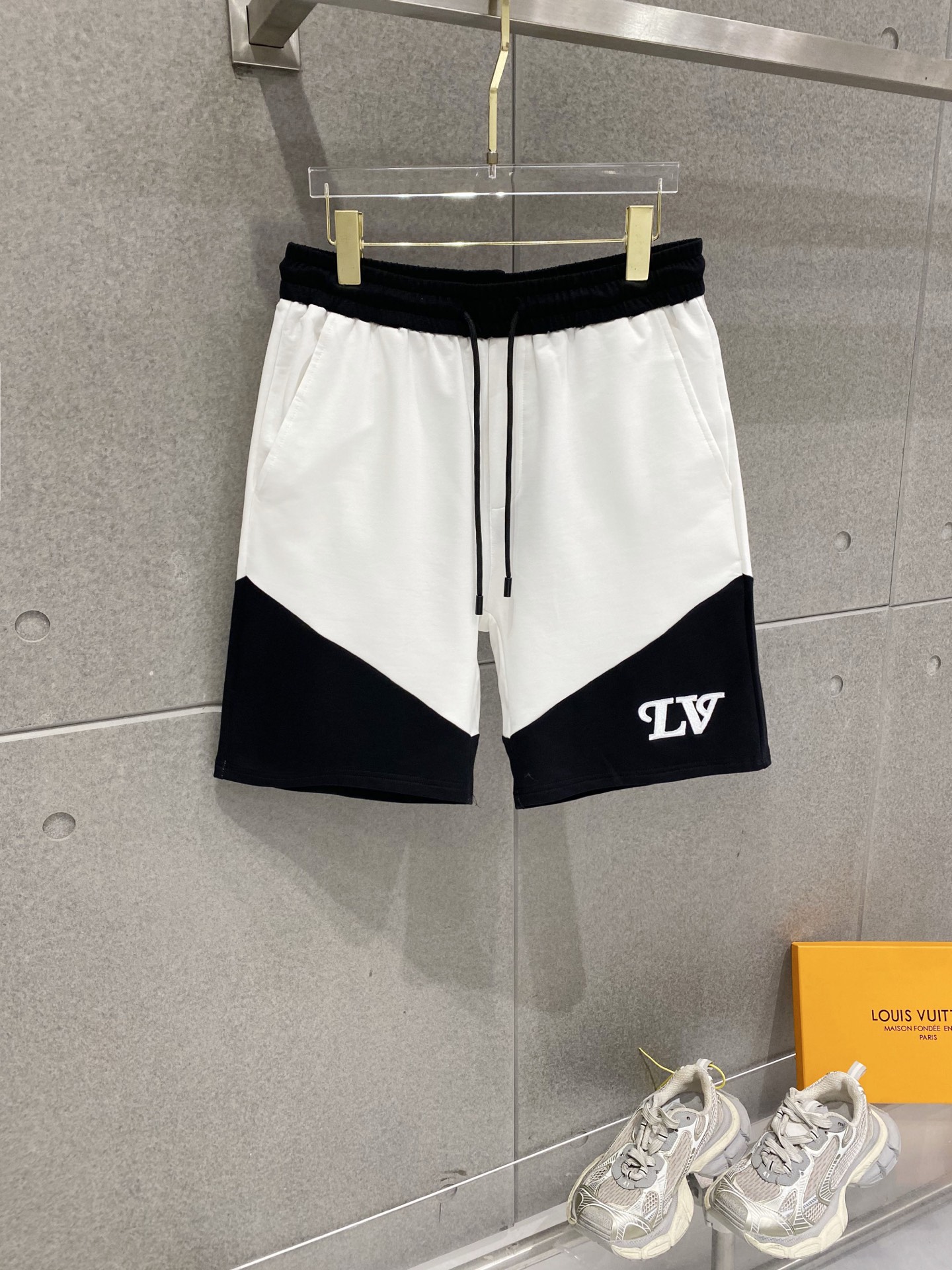 NO:840293,LV Louis Vuitton 2026 summer new original counter casual shorts, luxury classic brand original LOGO accessories, counter best-selling model. Very comfortable to wear, low-key yet luxurious, very classy to wear. Needless to say the trousers style and tailoring. The upper body is exquisite and high-end, first-class and top-quality materials. Really palace-level casual pants. The cotton from Turkey is of outstanding quality, not picky. The upper body is absolutely stylish and extremely luxurious.  For sizes M-3XL, please state your height and weight when placing an order.,,louis vuitton,louis vuitton,shorts,19860909LV 路易威登 2026夏季新款原单专柜休闲短裤,奢华经典品牌原版LOGO配饰 专柜热销款 身穿着非常舒适 低调不失奢华 穿出去非常有档次 裤型款式和裁剪亦无需多言 上身精致跃然高档一等一顶级质料 真正殿堂级的休闲裤 选用土耳其的棉花品质卓然,不挑人 上身绝对的有型 极度奢华. 尺码M-3XL下单报身高体重.,,louis vuitton,louis vuitton,shorts,,Men's clothing
