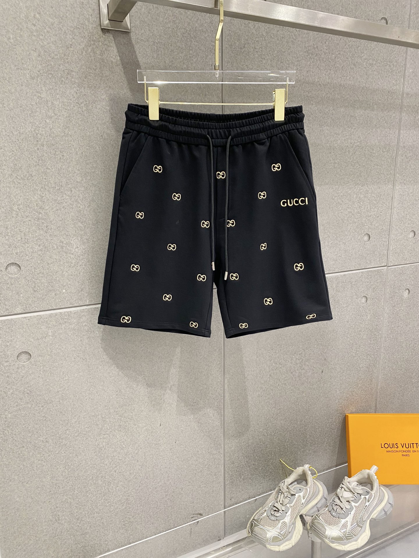 NO:840309,Gucci 2026 summer new original counter casual shorts, luxury classic brand original LOGO accessories, counter best-selling style. Very comfortable to wear, low-key yet luxurious, very classy to wear. Needless to say the trousers style and tailoring. The upper body is exquisite and high-end, first-class and top-quality materials. Really palace-level casual pants. The cotton from Turkey is of excellent quality, not picky. The upper body is absolutely stylish and extremely luxurious.  For sizes M-3XL, please state your height and weight when placing an order.,,gucci,gucci,shorts,19860909古驰 Gucci 2026夏季新款原单专柜休闲短裤,奢华经典品牌原版LOGO配饰 专柜热销款 身穿着非常舒适 低调不失奢华 穿出去非常有档次 裤型款式和裁剪亦无需多言 上身精致跃然高档一等一顶级质料 真正殿堂级的休闲裤 选用土耳其的棉花品质卓然,不挑人 上身绝对的有型 极度奢华. 尺码M-3XL下单报身高体重.,,gucci,gucci,shorts,,Men's clothing