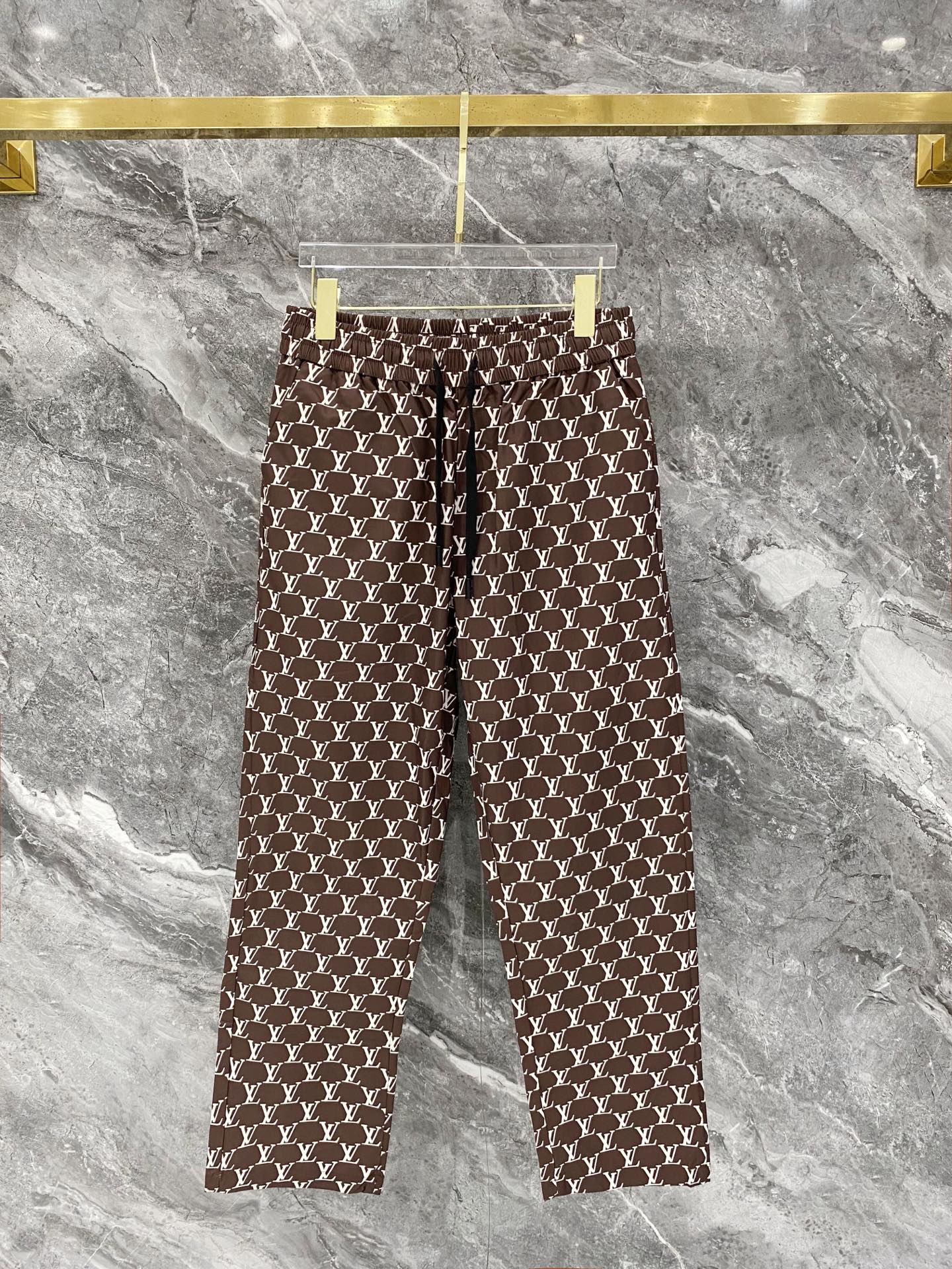 P100 LV Luis Vuitton, pantalones largos rectos de tejido de la nueva colección de primavera/verano 26. La tela es un te…