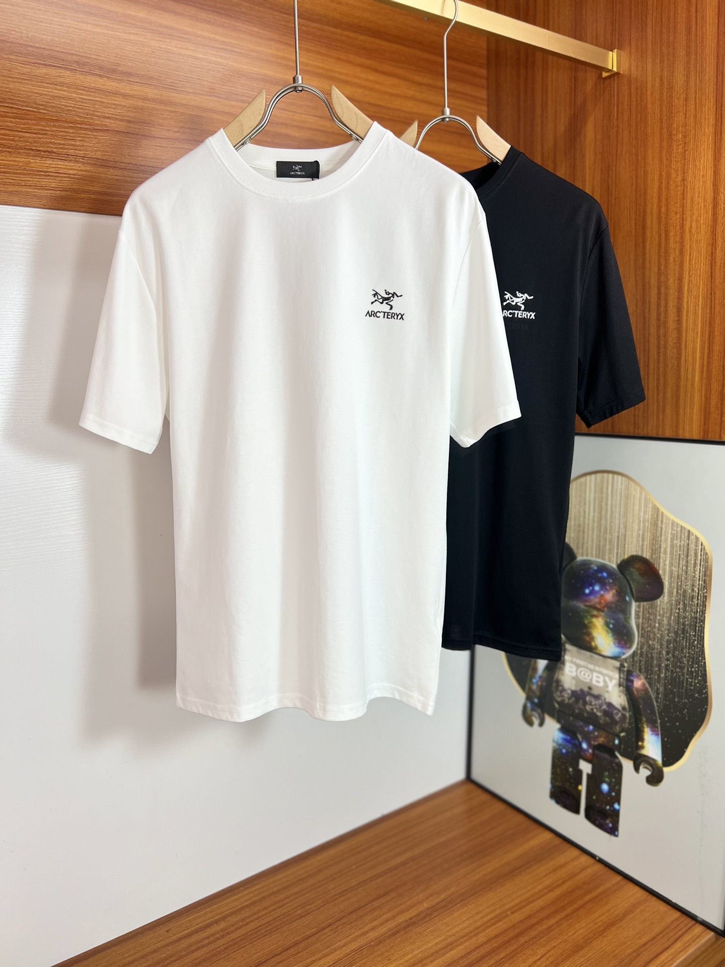 NO:507890,Arc/Architecture Bird New Products for Spring and Summer 2025 are available in new spring and summer. Three standards are complete. Round neck short-sleeved T-shirt. Don’t need to introduce too much good products. Look at the details. Counter code M-XXXL 175/Suggestions L,arc'teryx,T-shirt,tees,t-shirt,alexander wang19860909Arc/始祖鸟 2025年春夏新品上新 三标齐全 圆领短袖T恤 好货不用过多介绍 看细节 专柜码数M-XXXL 175/建议L,arc'teryx,T-shirt,tees，t-shirt,alexander wang,Men's clothing