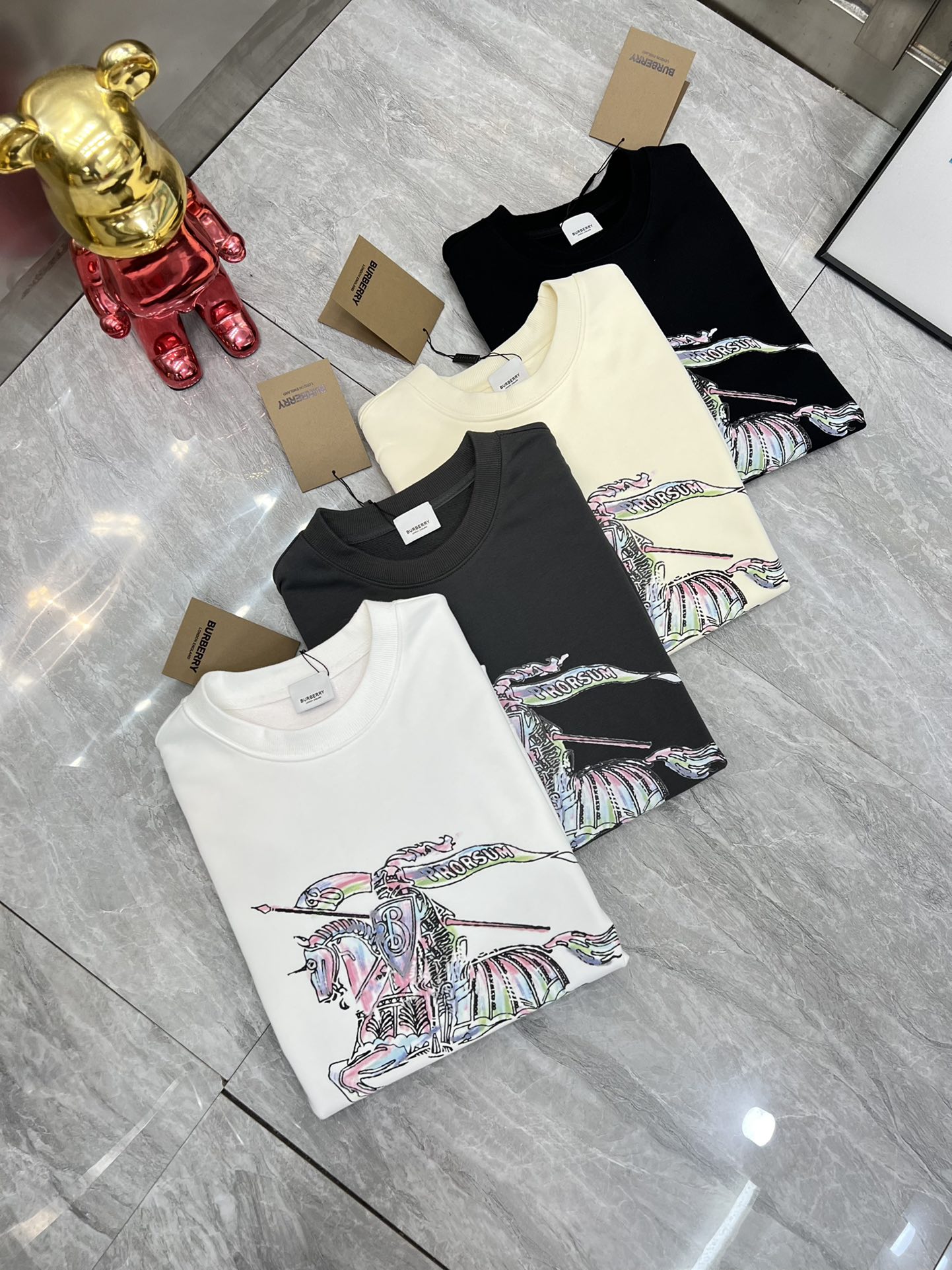 NO:571461,Burberry/Burberry 2025 autumn and winter new products, complete with three standards, three-dimensional foaming technology on the chest, 380g couple's round neck pure cotton sweatshirt, good products need not be introduced too much, look at the details, counter size M-XXXL /140 recommended L,, burberry, burberry, hoodie, sweatshirts, alexander wang19860909Burberry/巴宝莉 2025秋冬新品 三标齐全 胸前立体发泡工艺 380g情侣款圆领纯棉卫衣 好货不用过多介绍 看细节 专柜码数 M-XXXL /140建议L,,burberry,burberry,hoodie,sweatshirts,alexander wang,Men's clothing