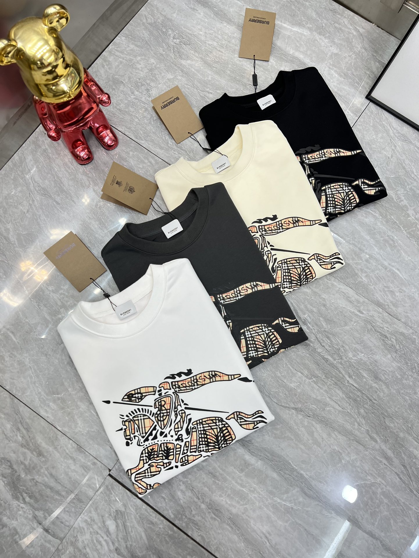NO:566101,Burberry/Burberry new autumn and winter products, complete with three labels, front and back printing technology, 380g couple's round neck pure cotton sweatshirt, good product, no need to introduce too much, look at the details, counter size M-XXXL 175/140, recommended L,, burberry, burberry, hoodie, sweatshirts, alexander wang19860909Burberry/巴宝莉 秋冬新品 三标齐全 前后印花工艺 380g情侣款圆领纯棉卫衣 好货不用过多介绍 看细节 专柜码数 M-XXXL 175/140建议L,,burberry,burberry,hoodie,sweatshirts,alexander wang,Men's clothing