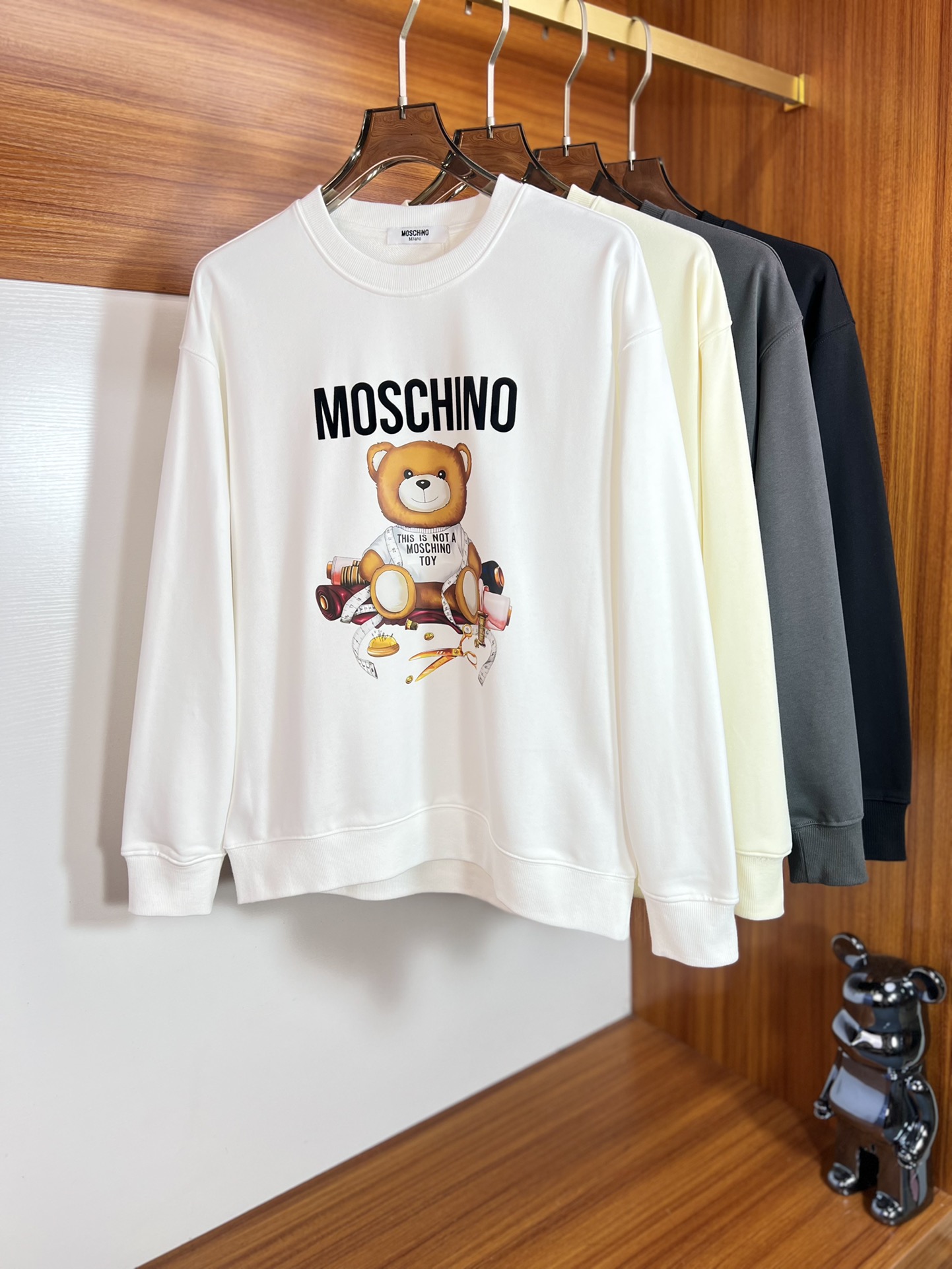 NO:537897,Moscino 2025 autumn and winter new product, complete three-standard flocking printing technology on chest, 380g couple round neck pure cotton sweatshirts, no need to introduce too much good products, look at the details, counter code number M-XXXL /140 suggestions L, hoodie, sweatshirts, alexander wang19860909莫斯奇诺 2025秋冬新品 三标齐全 胸前立体植绒印花工艺 380g情侣款圆领纯棉卫衣 好货不用过多介绍 看细节 专柜码数 M-XXXL /140建议L,,hoodie,sweatshirts,alexander wang,Men's clothing