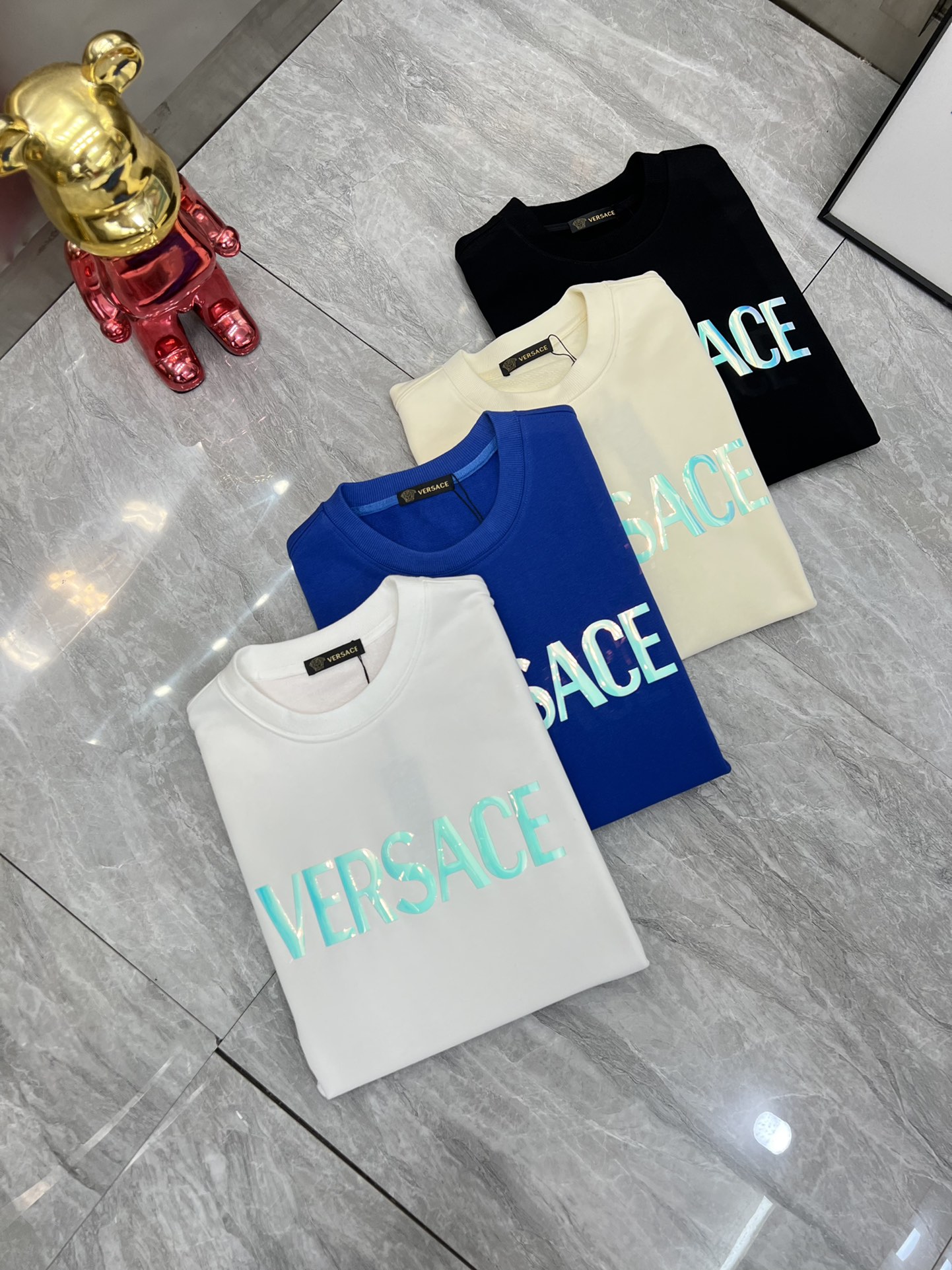 NO:571457,Versace/Versace 2025 autumn and winter new products, complete with three labels, three-dimensional colorful craftsmanship on the chest, 380g couple's round neck pure cotton sweatshirt, good products need not be introduced too much, look at the details, counter size M-XXXL /140 recommended L,,versace,versace,hoodie,sweatshirts,alexander wang19860909Versace/范思哲 2025秋冬新品 三标齐全 胸前立体炫彩工艺 380g情侣款圆领纯棉卫衣 好货不用过多介绍 看细节 专柜码数 M-XXXL /140建议L,,versace,versace,hoodie,sweatshirts,alexander wang,Men's clothing