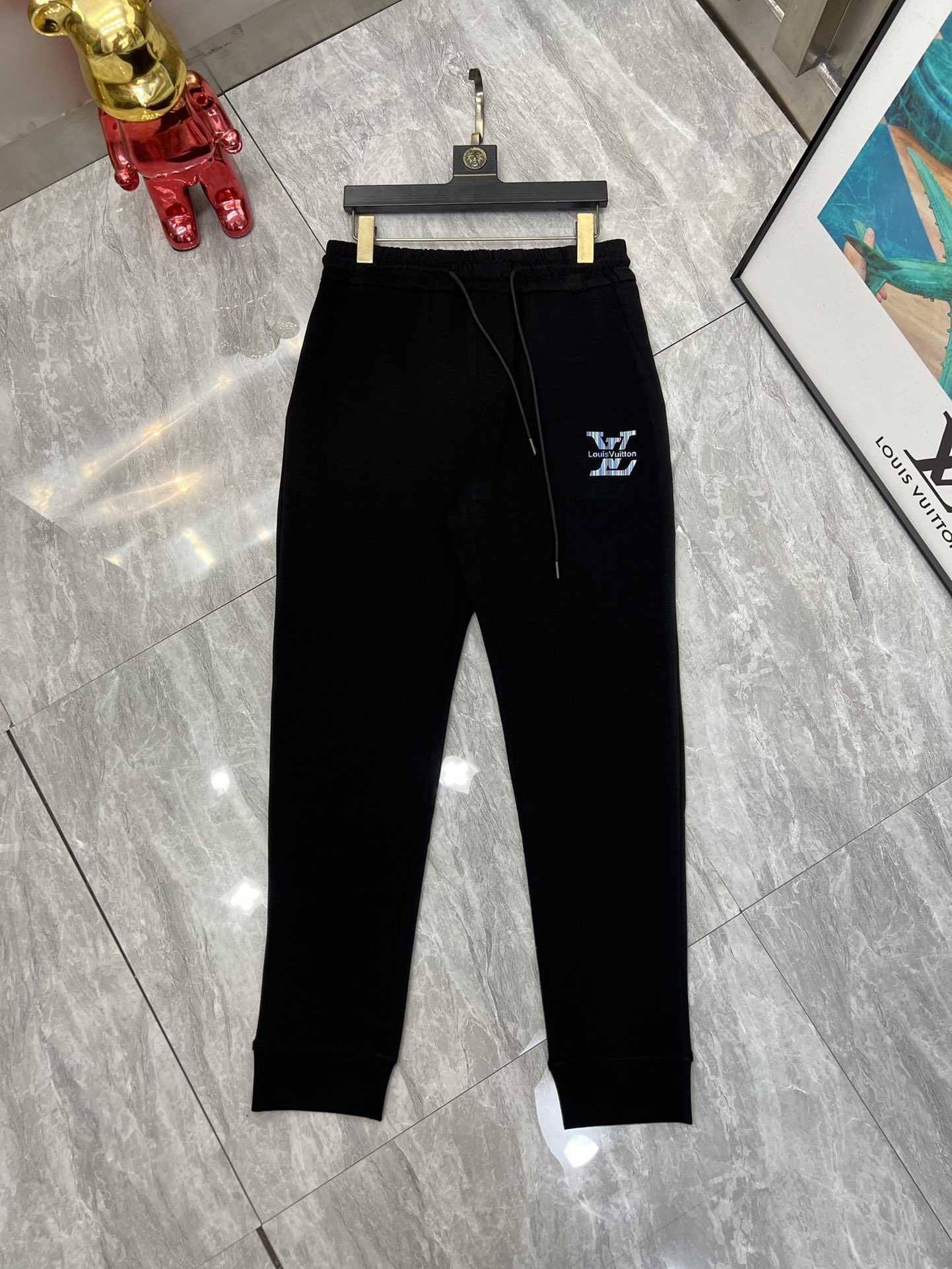 NO:540922,LV/Louis Vuitton 2025 autumn and winter new products, complete three-standard foaming process, casual pants, good products, don't need to introduce too much, look at the details, counter code M-XXXL 175/140 upper body L,, louis vuitton,louis vuitton,alexander wang19860909LV/路易威登 2025秋冬新品 三标齐全 立体发泡工艺 休闲裤 好货不用过多介绍 看细节 专柜码数M-XXXL 175/140上身L,,louis vuitton,louis vuitton,alexander wang,Men's clothing