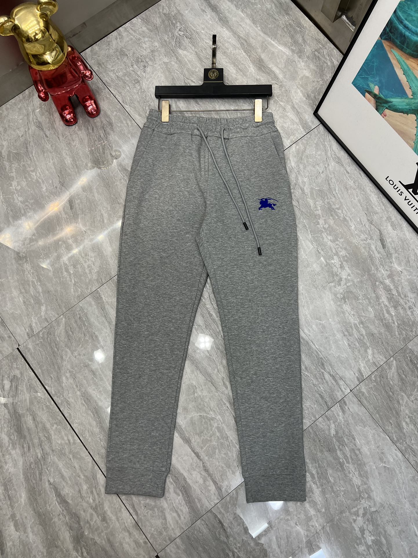 NO:540928,Burberry/Burberry 2025 autumn and winter new products, complete three standards, printed flocking craftsmanship, casual pants, good products, don't need to be introduced too much, look at the details, counter number M-XXXL 175/140 upper body L,,burberry,burberry,alexander wang19860909Burberry/巴宝莉 2025秋冬新品 三标齐全 印花植绒工艺 休闲裤 好货不用过多介绍 看细节 专柜码数M-XXXL 175/140上身L,,burberry,burberry,alexander wang,Men's clothing