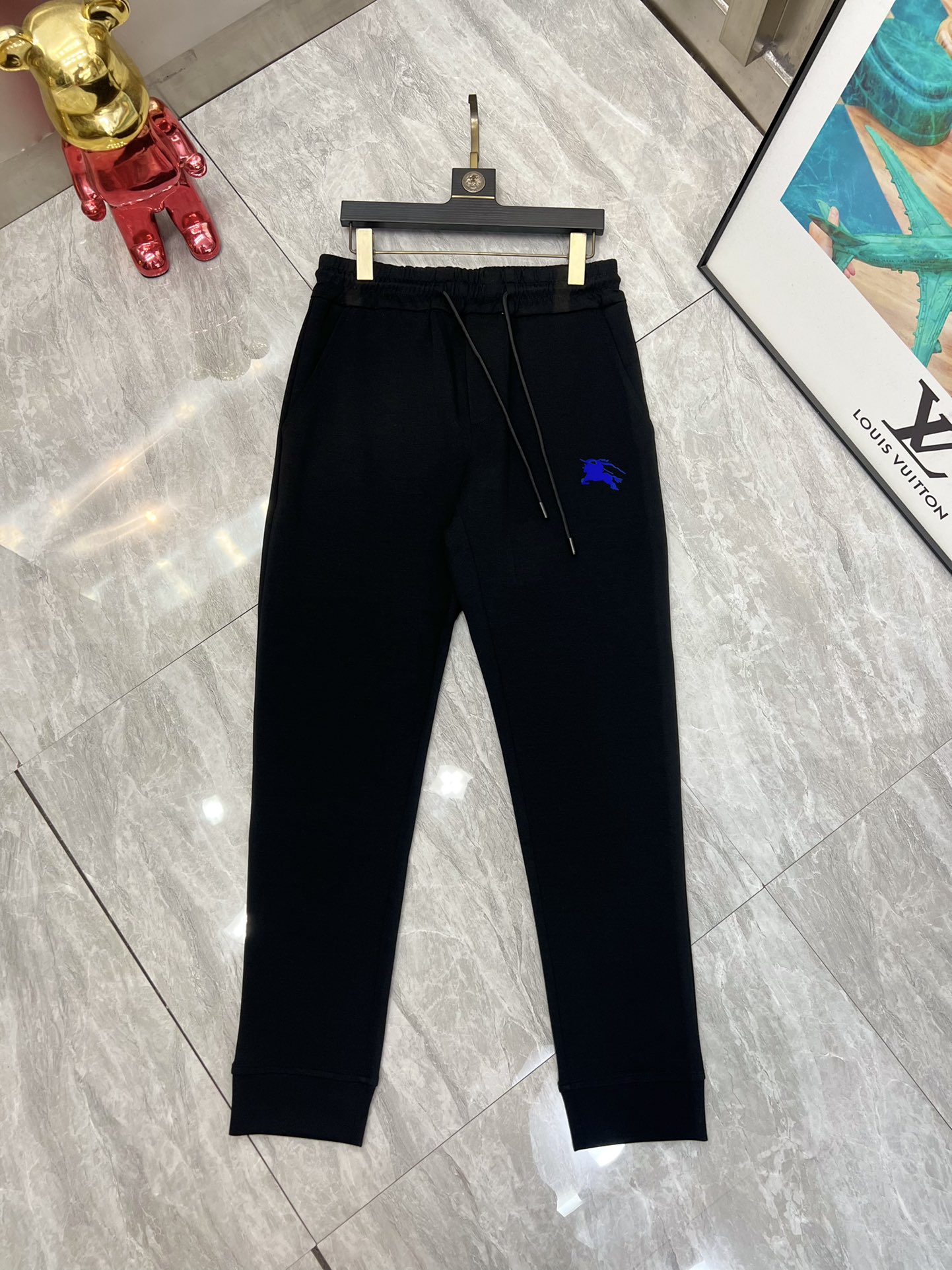 NO:540930,Burberry/Burberry 2025 autumn and winter new products, complete three standards, printed flocking craftsmanship, casual pants, good products, don't need to be introduced too much, look at the details, counter number M-XXXL 175/140 upper body L,,burberry,burberry,alexander wang19860909Burberry/巴宝莉 2025秋冬新品 三标齐全 印花植绒工艺 休闲裤 好货不用过多介绍 看细节 专柜码数M-XXXL 175/140上身L,,burberry,burberry,alexander wang,Men's clothing